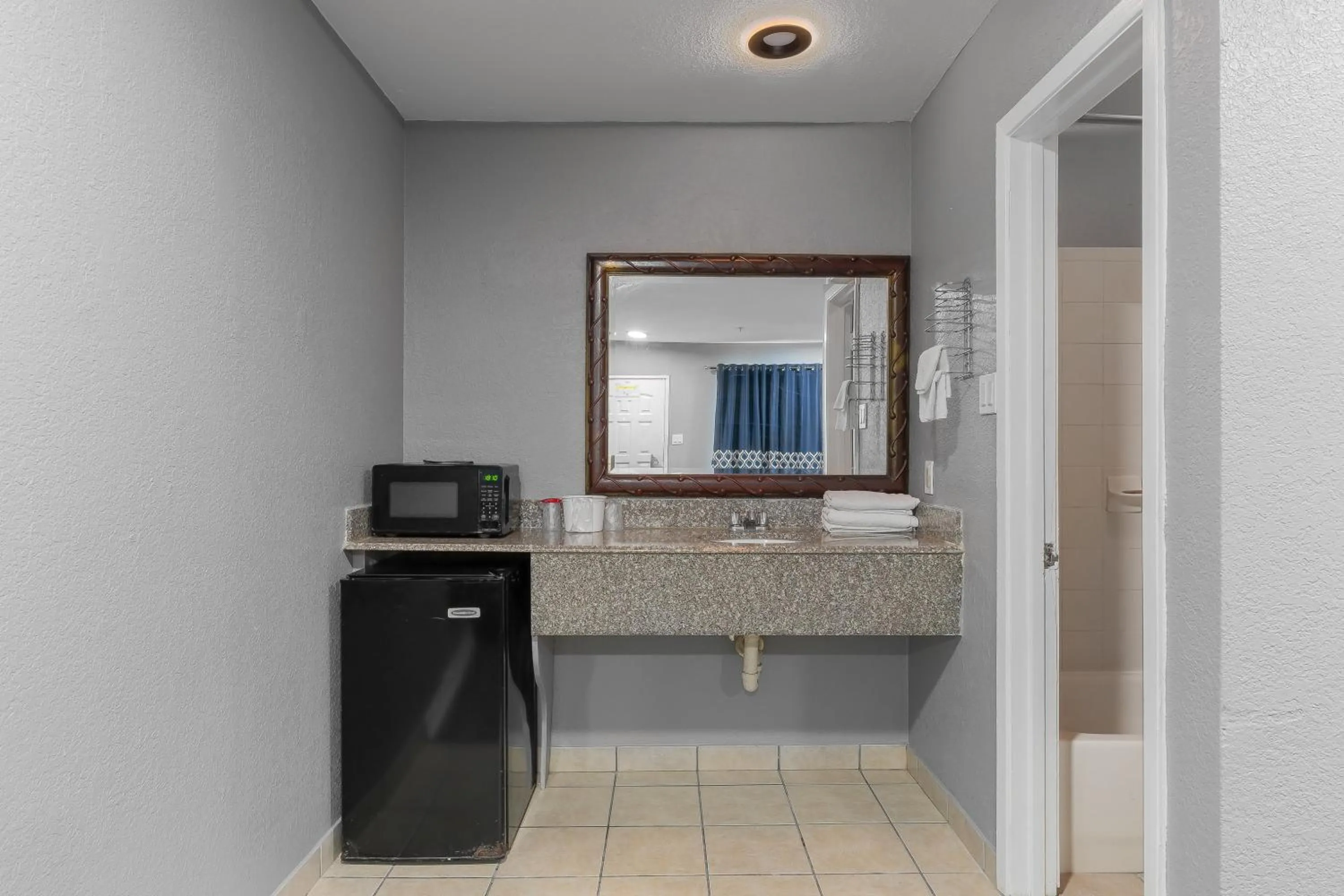 minibar in Golden Inn Dallas by Hotel O