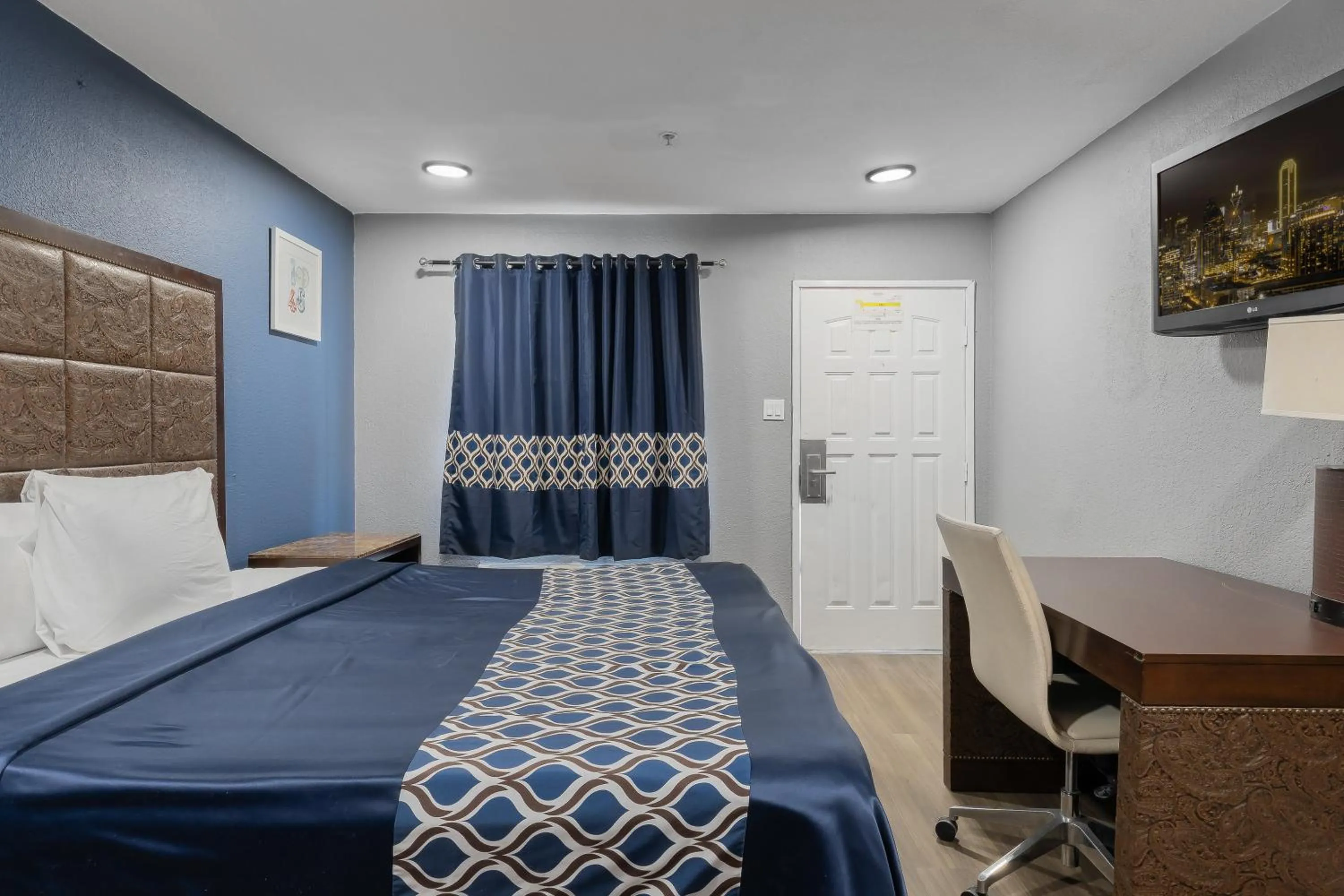 Bedroom, Bed in Golden Inn Dallas by Hotel O