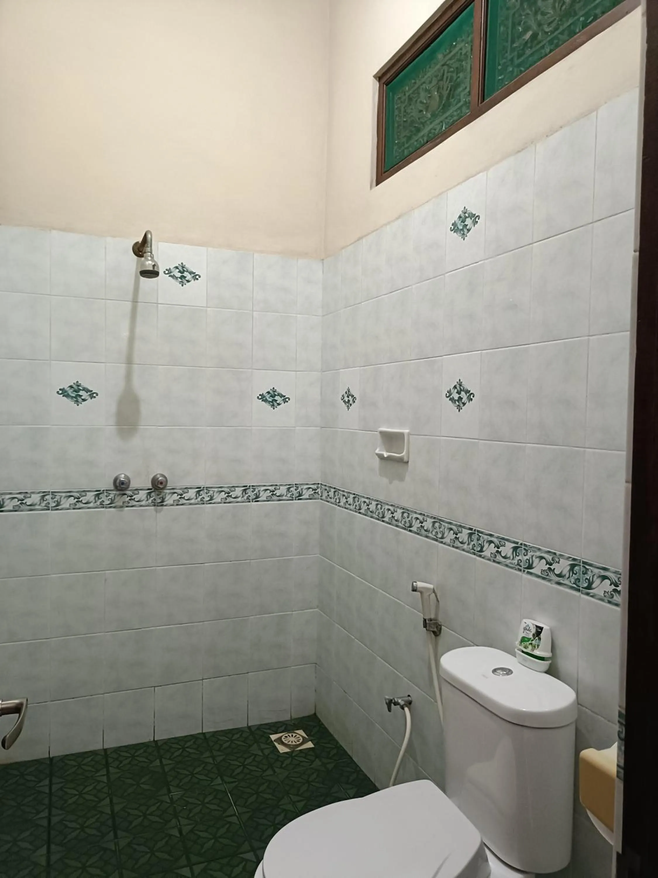 Shower in Ngetis Home Stay