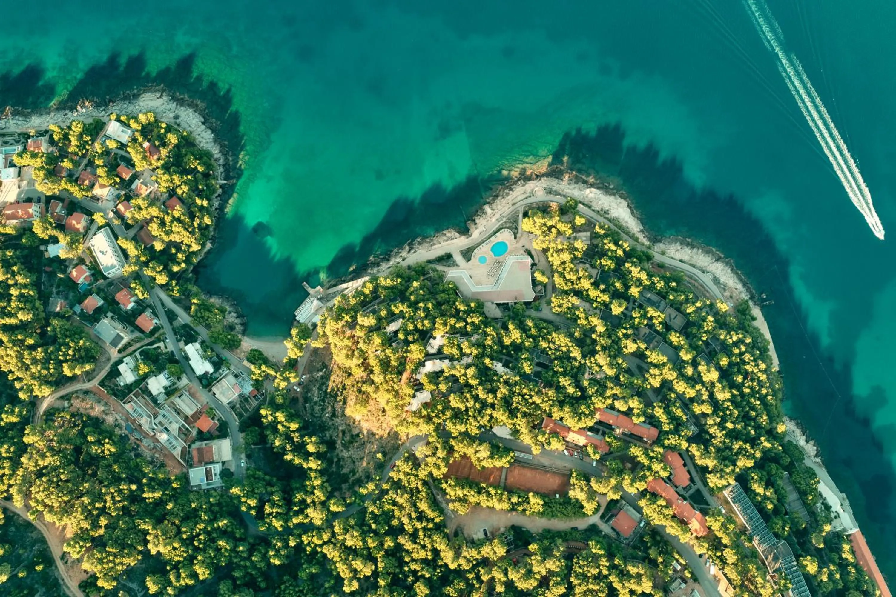 Property building in Fontana Bayside Park