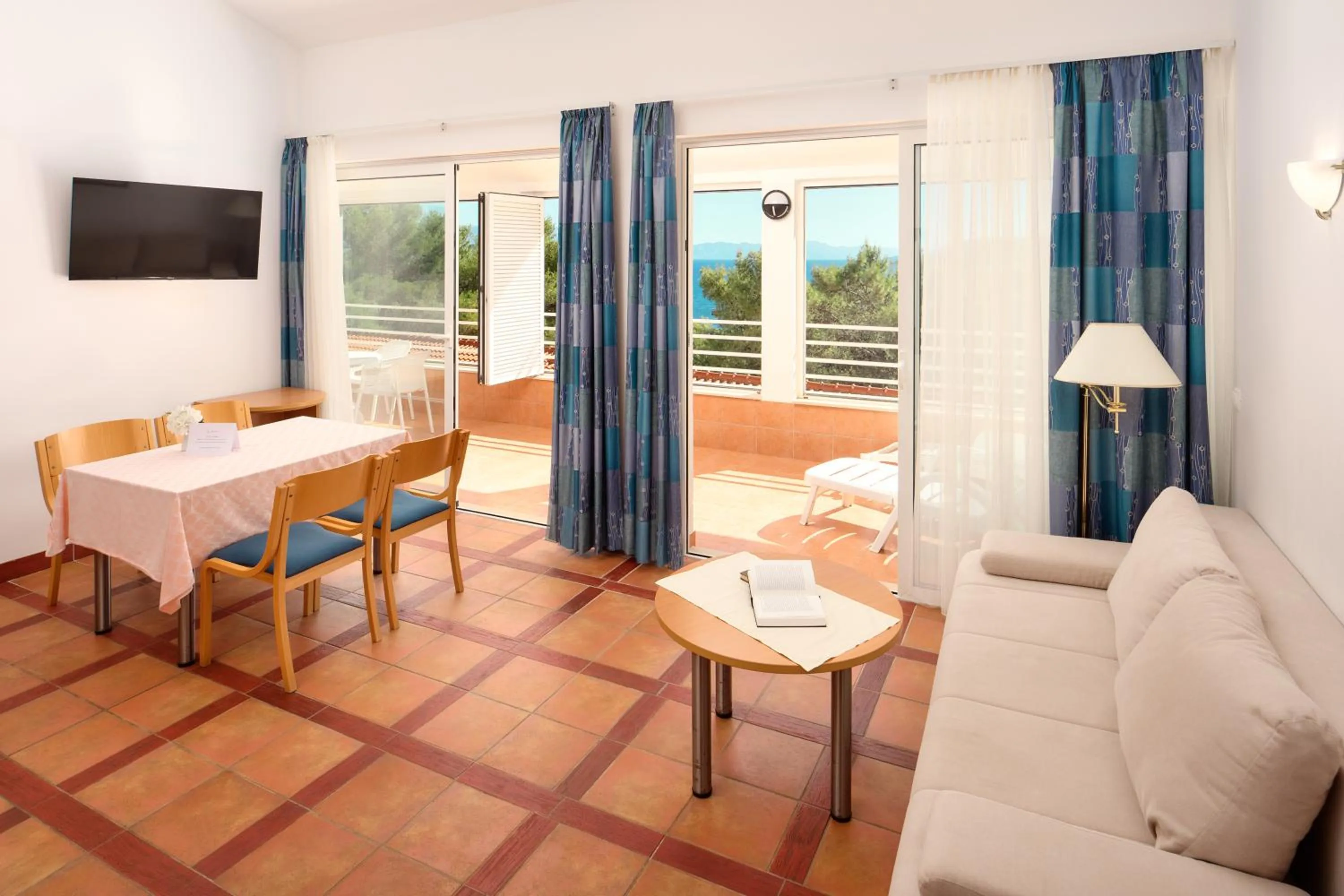 Living room in Fontana Bayside Park