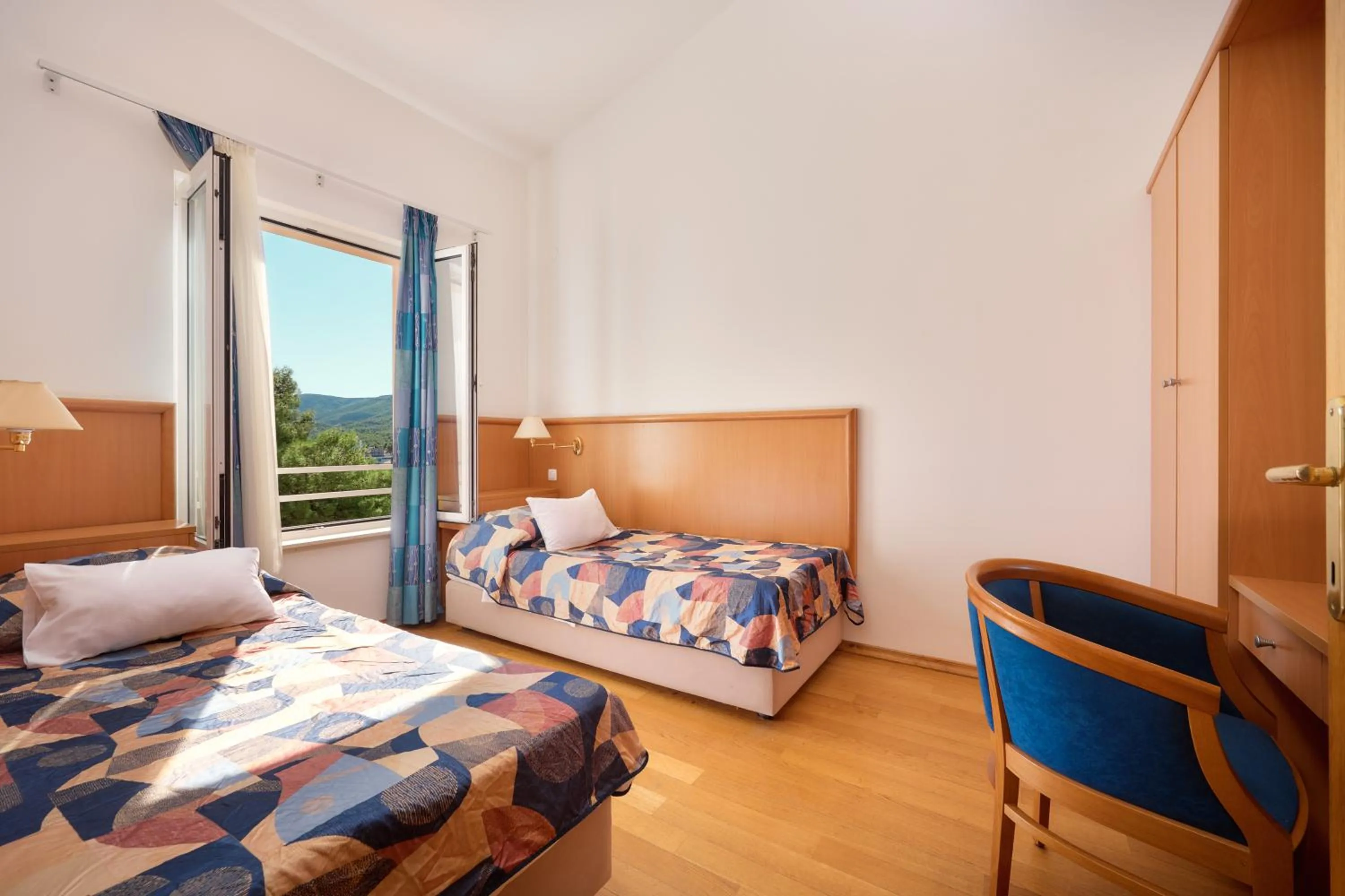 Bedroom, Bed in Fontana Bayside Park