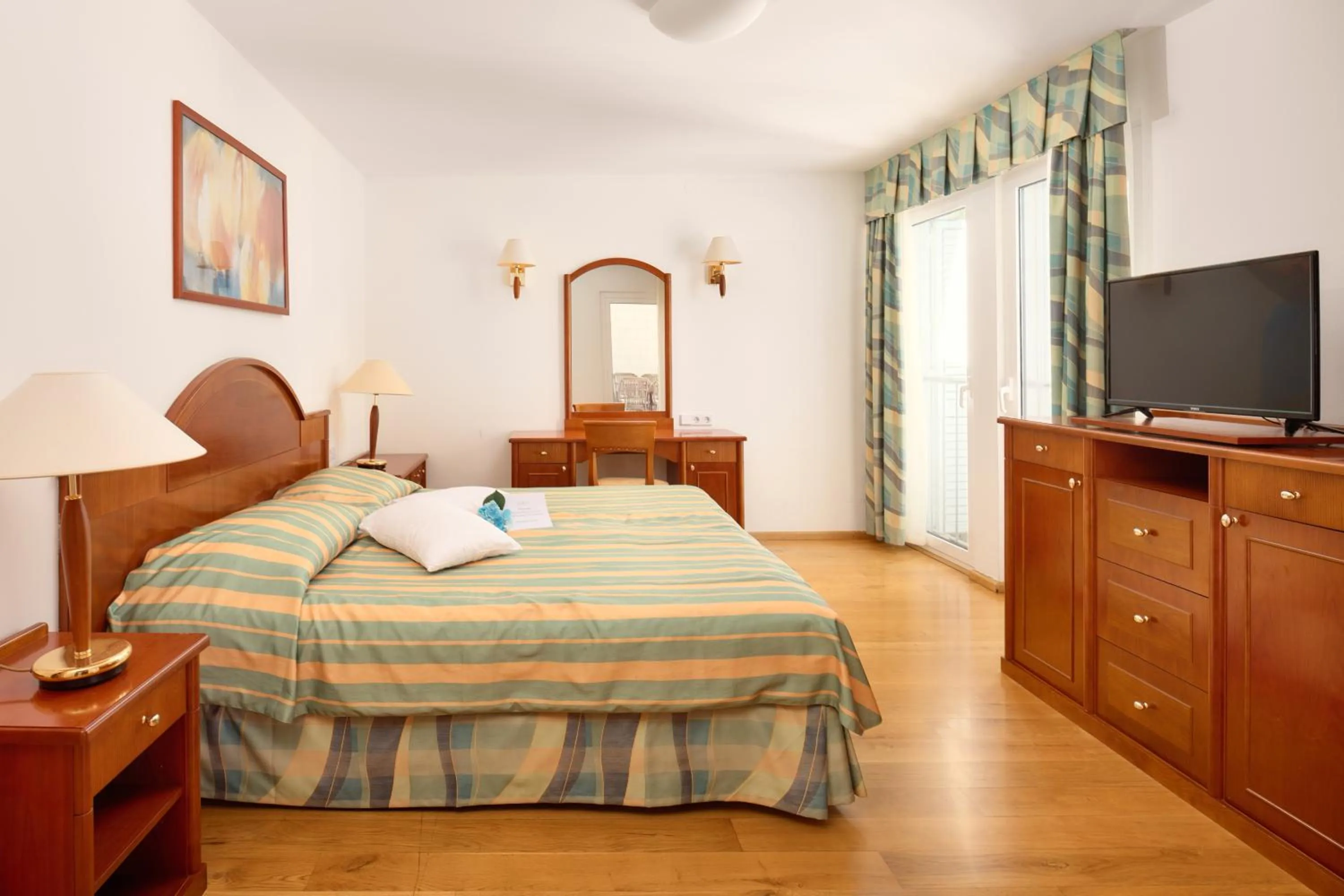 Bedroom, Bed in Fontana Bayside Park