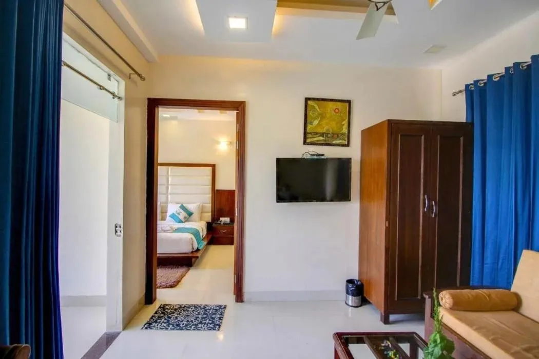 Seating area, Bed in Maulik Mansion Resort