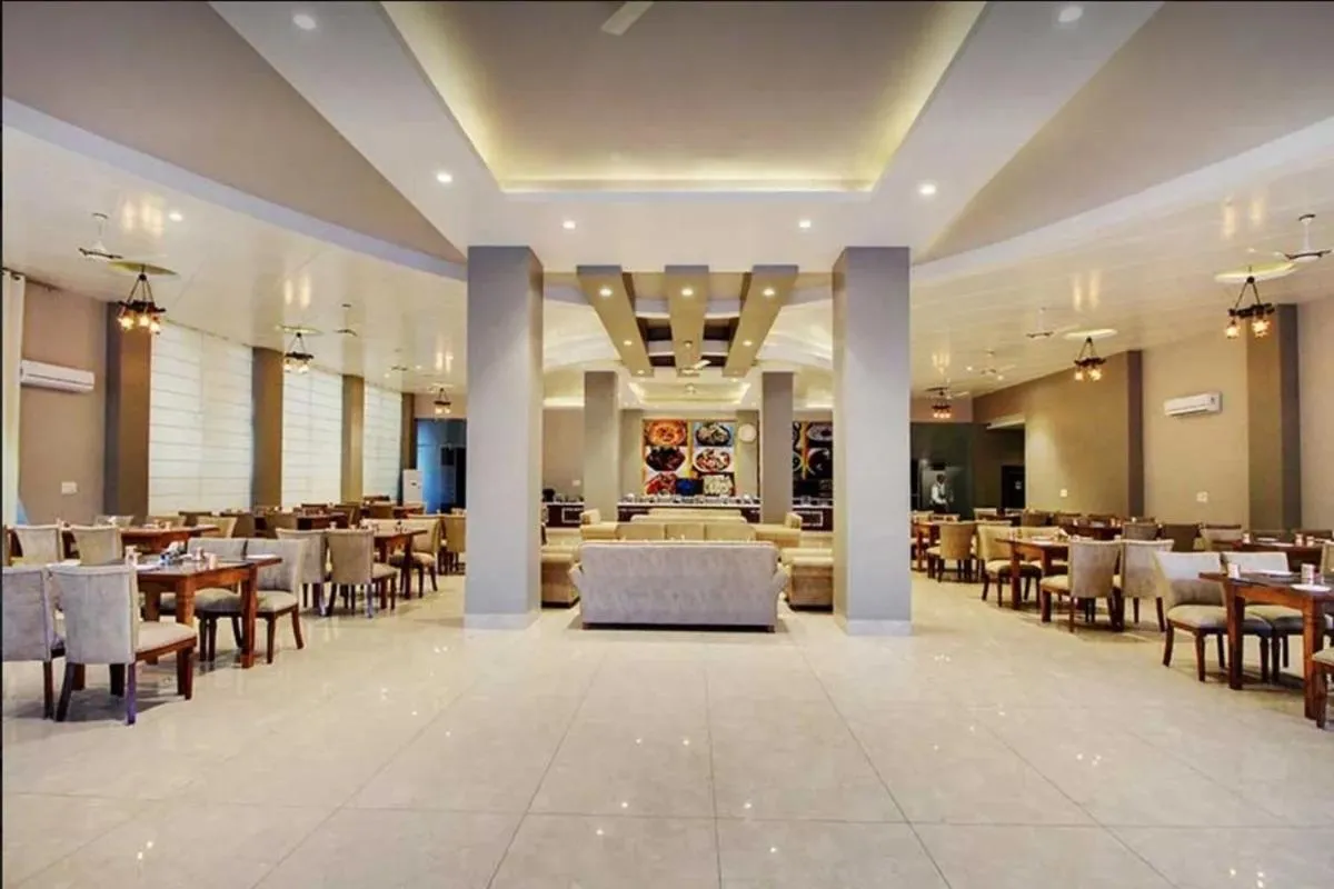 Restaurant/places to eat in Maulik Mansion Resort