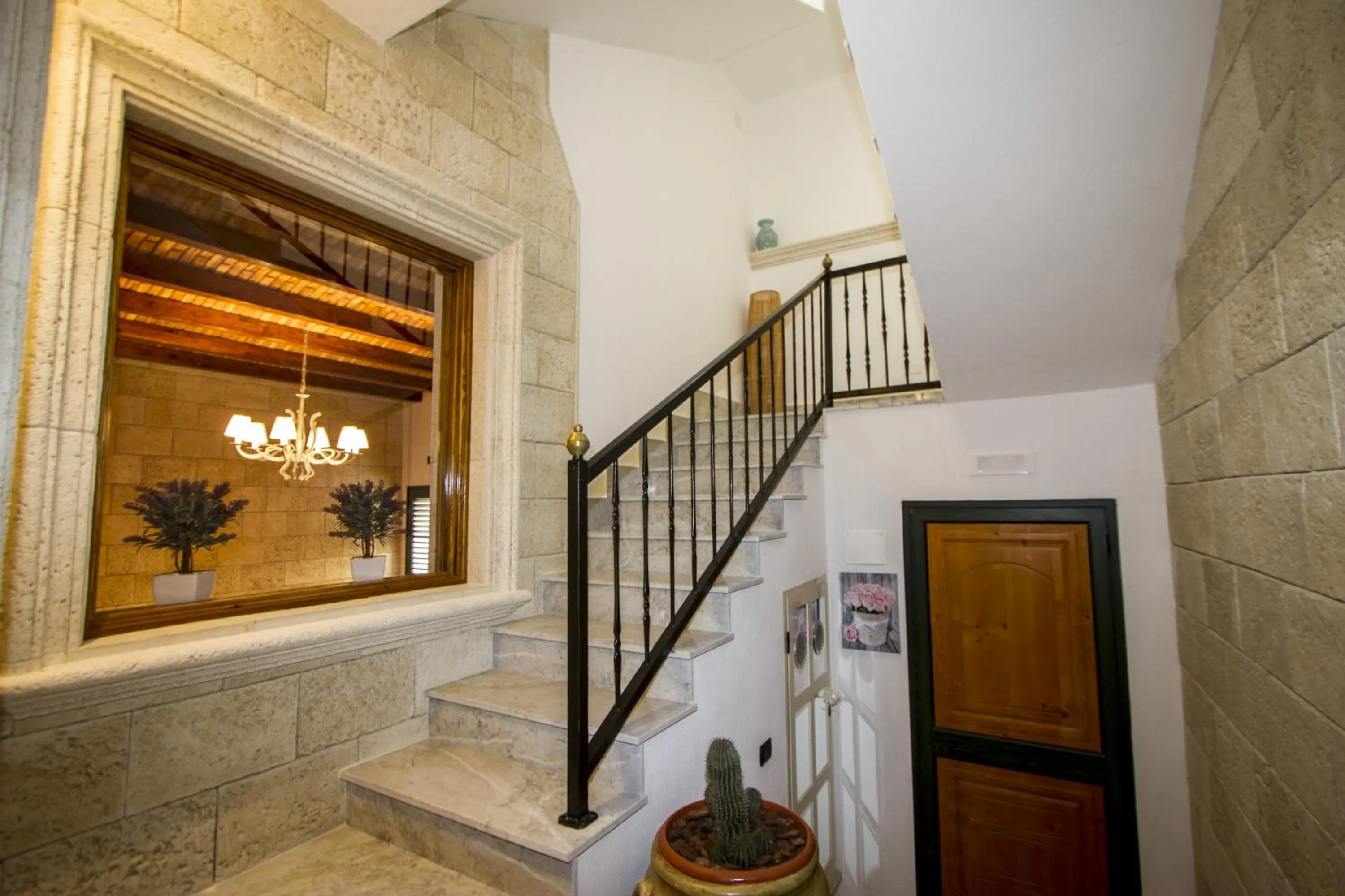 Decorative detail in Vicolo del Porto