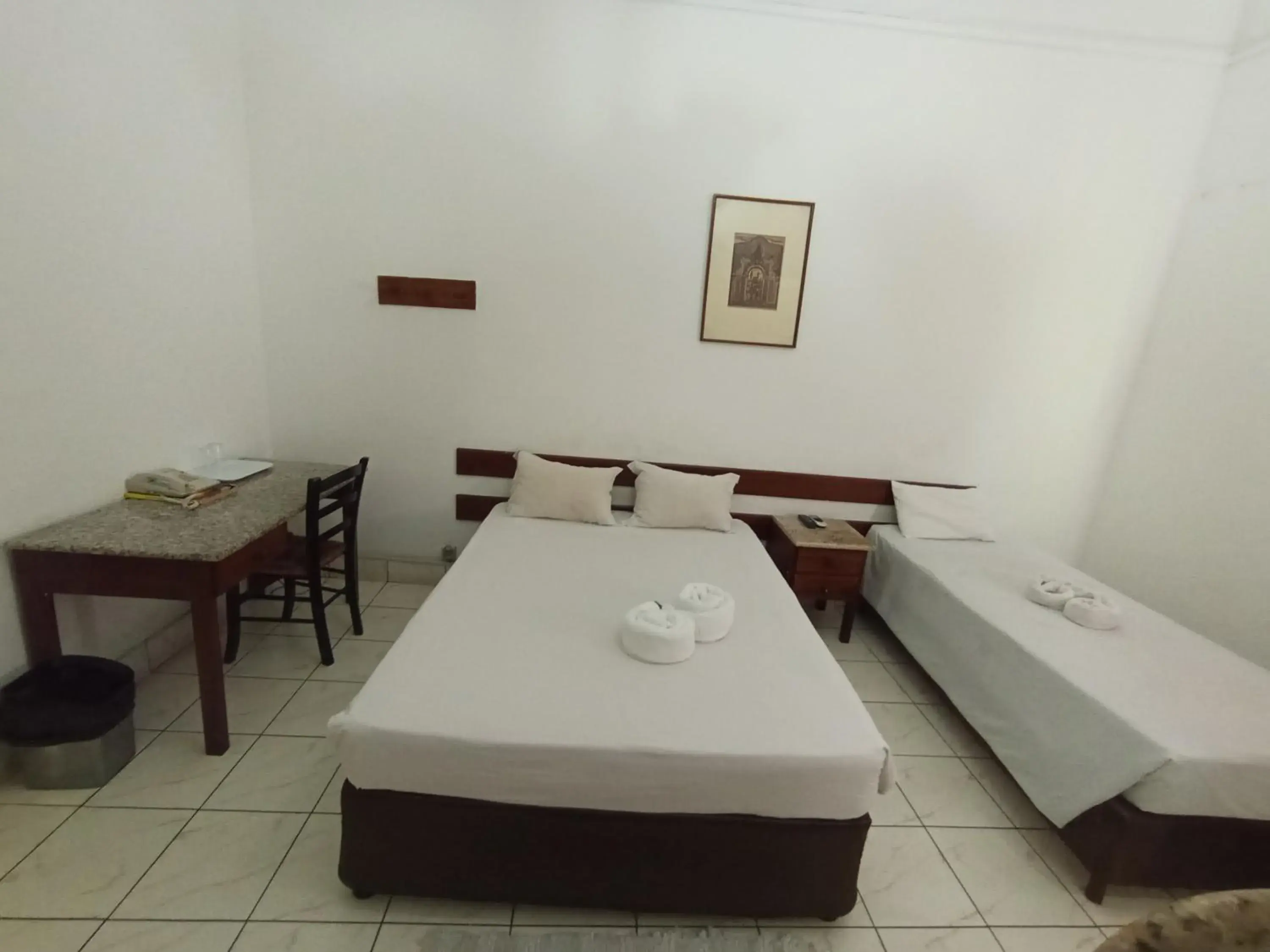 Twin Room with Private Bathroom in Pensao Martins Twin Room with Private Bathroom in Pensao Martins