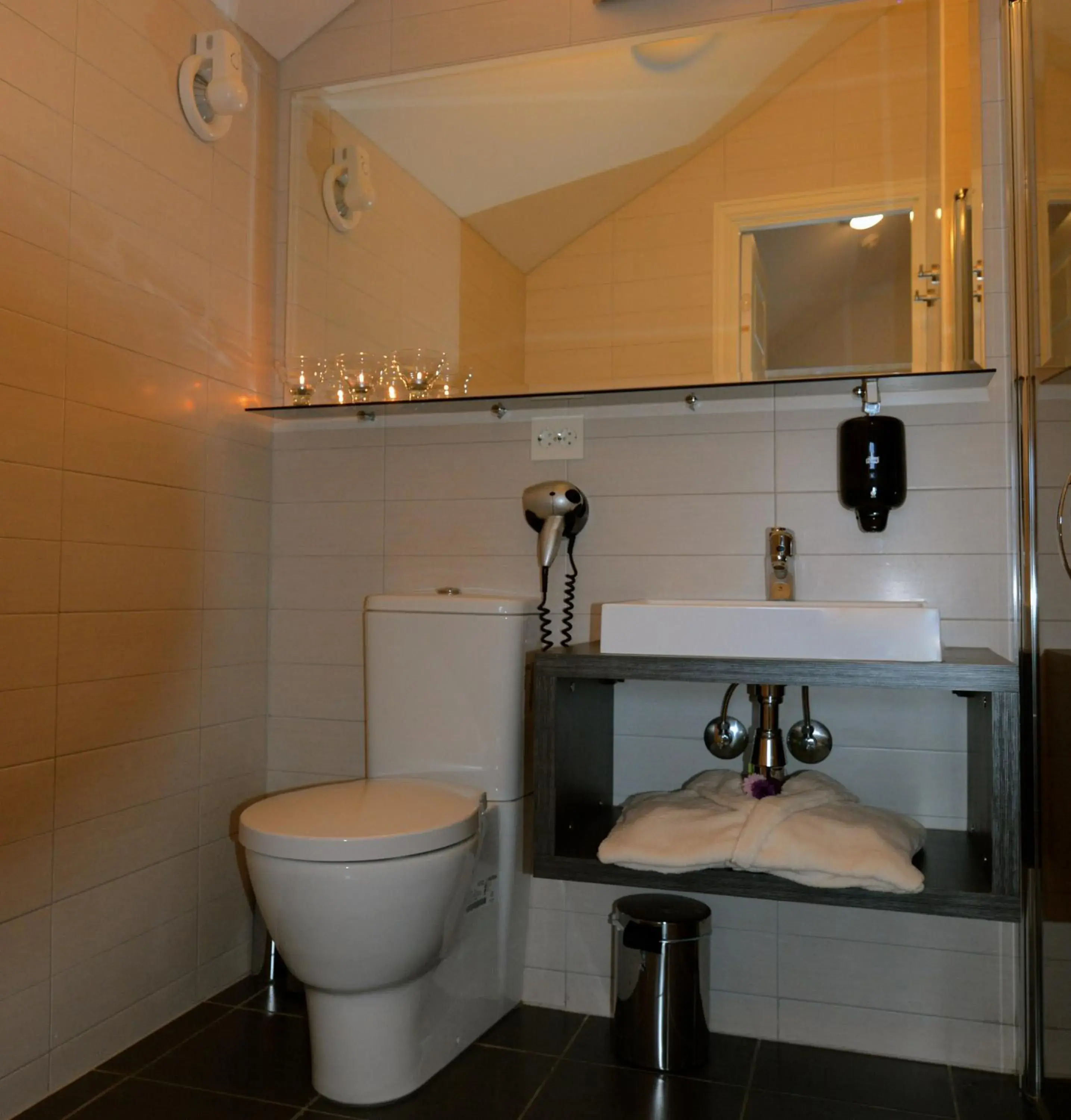 Mini room 12sqm (small window but no view) in Hamn i Senja Mini room 12sqm (small window but no view) in Hamn i Senja
