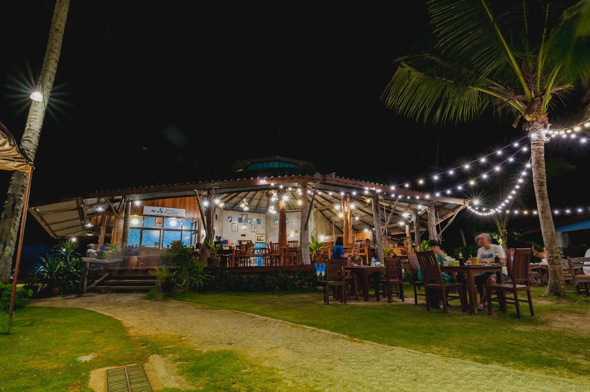 Restaurant/places to eat in Seafar Resort