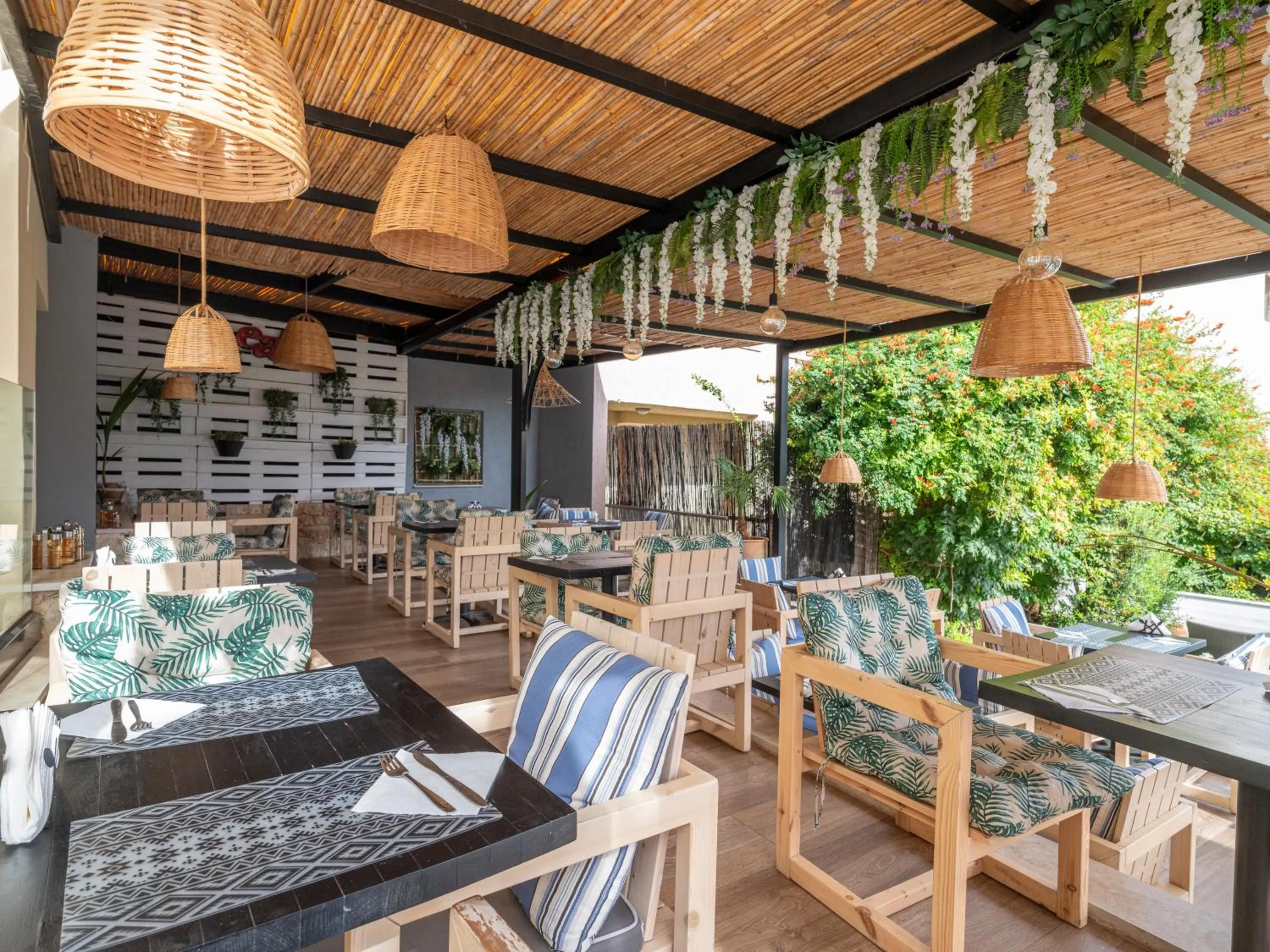 Restaurant/places to eat in Manos Maria Hotel