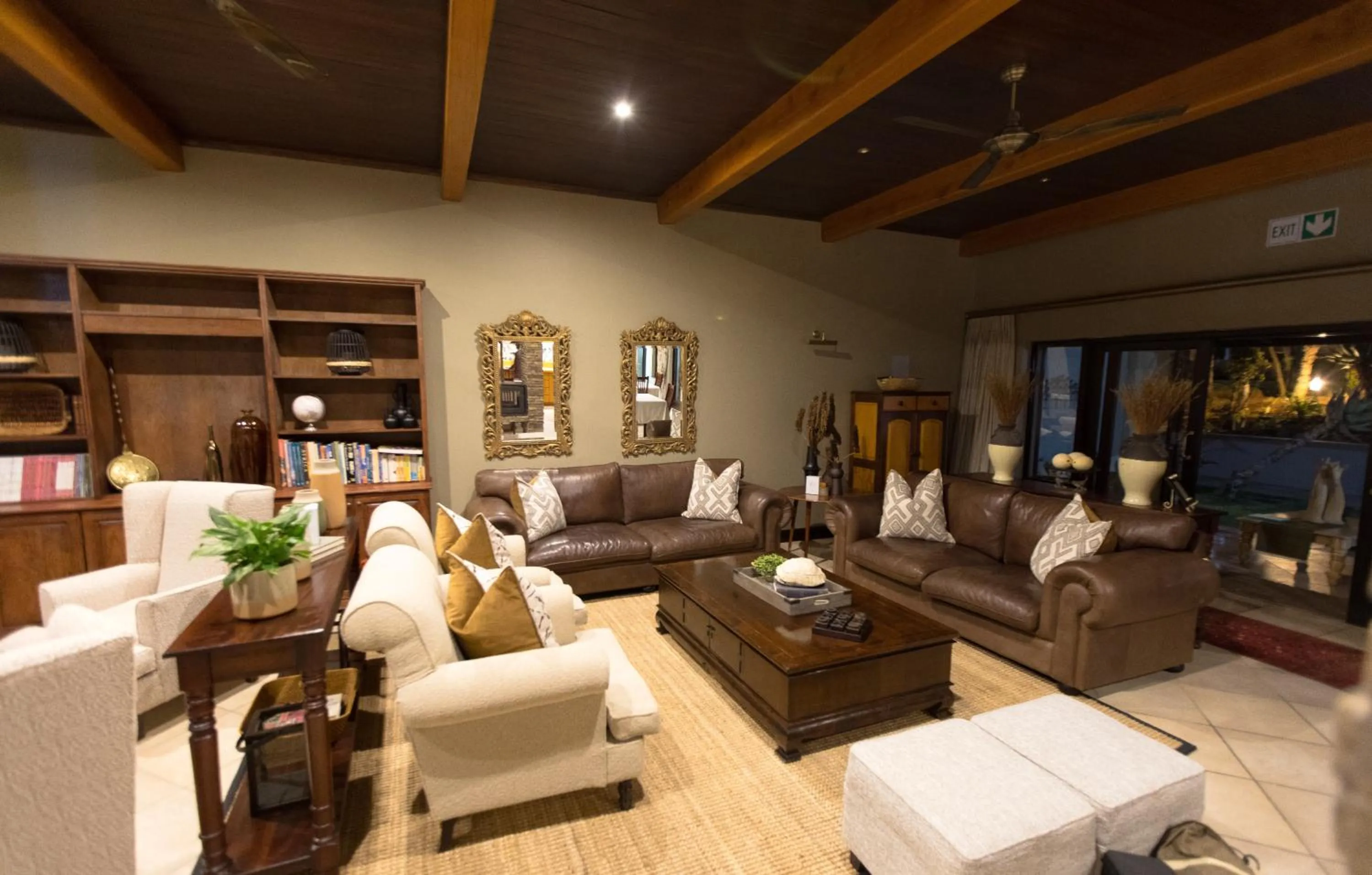 Communal lounge/ TV room in Swartberg Private Game Lodge