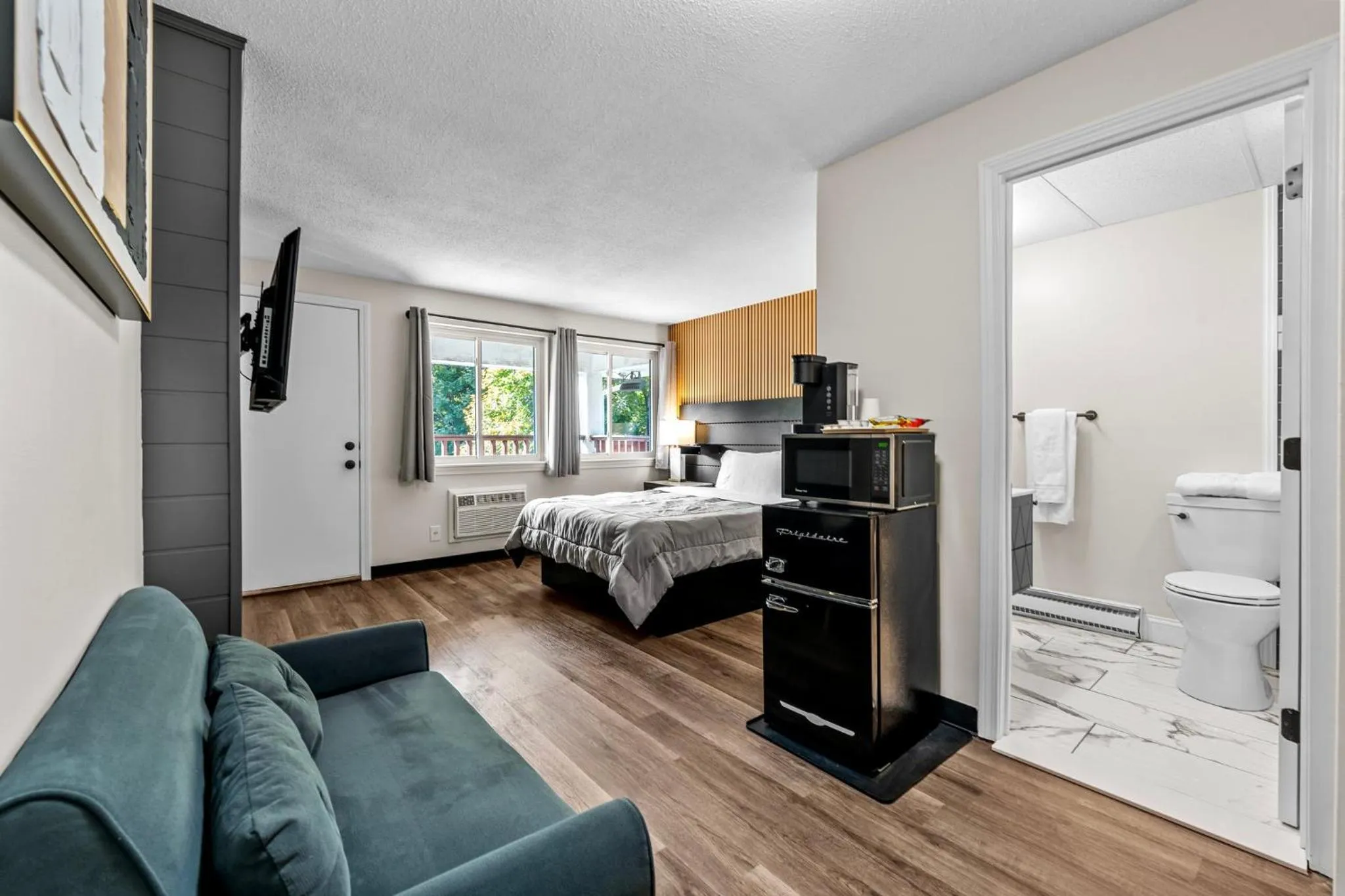 Bed in Green Harbor Hotel