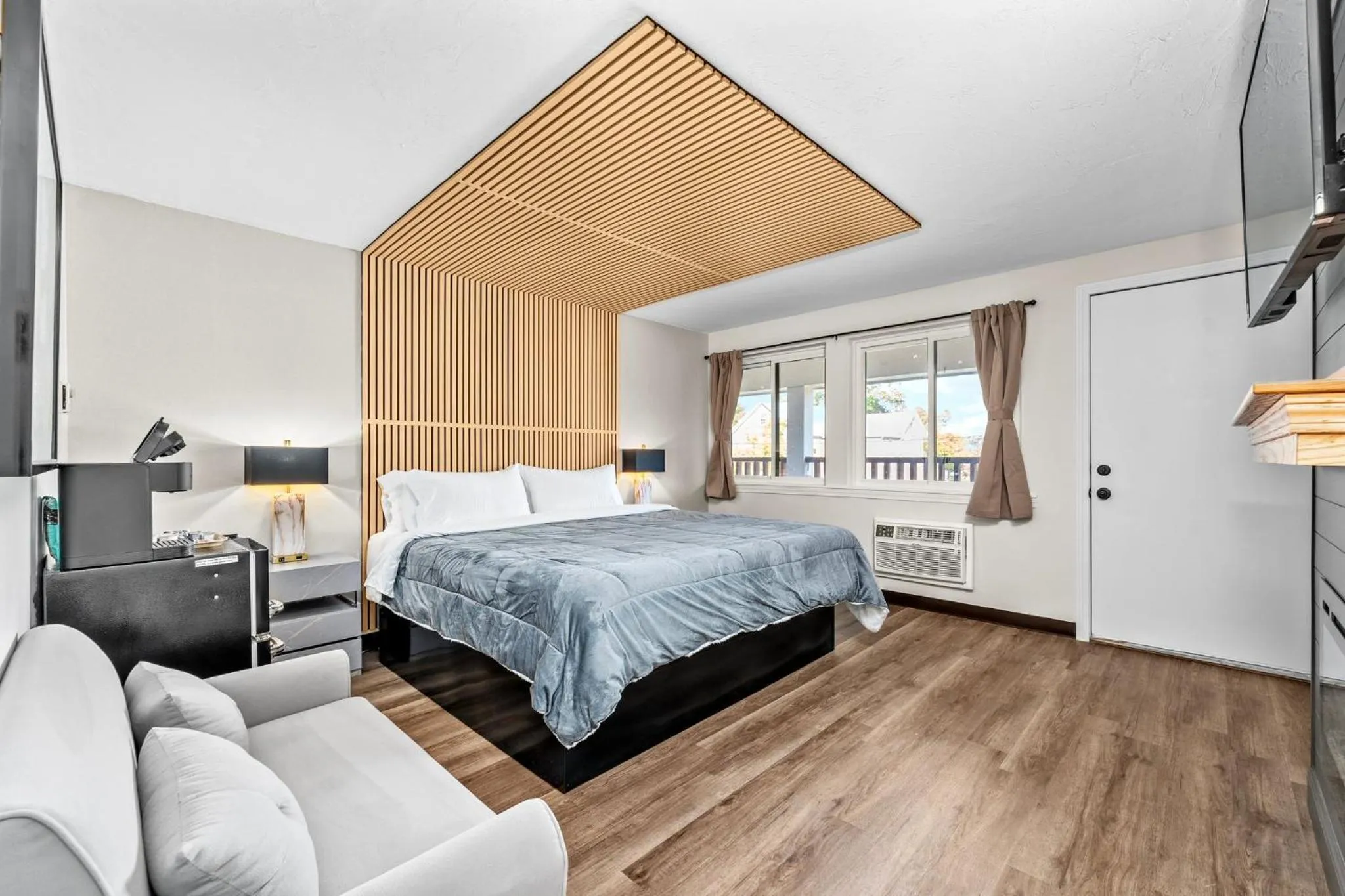 Bed in Green Harbor Hotel