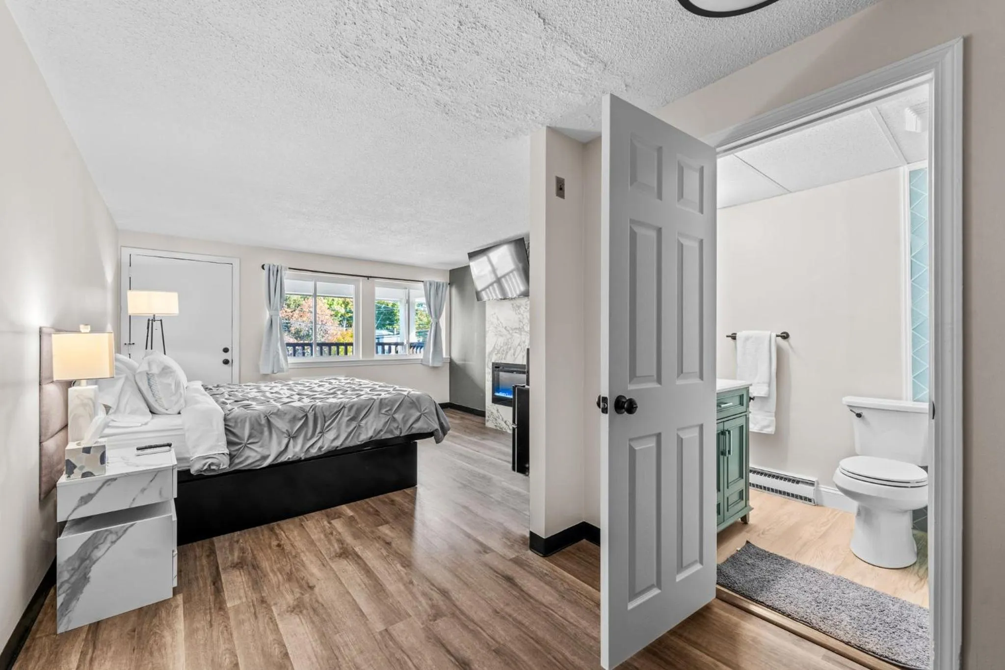 Bed in Green Harbor Hotel