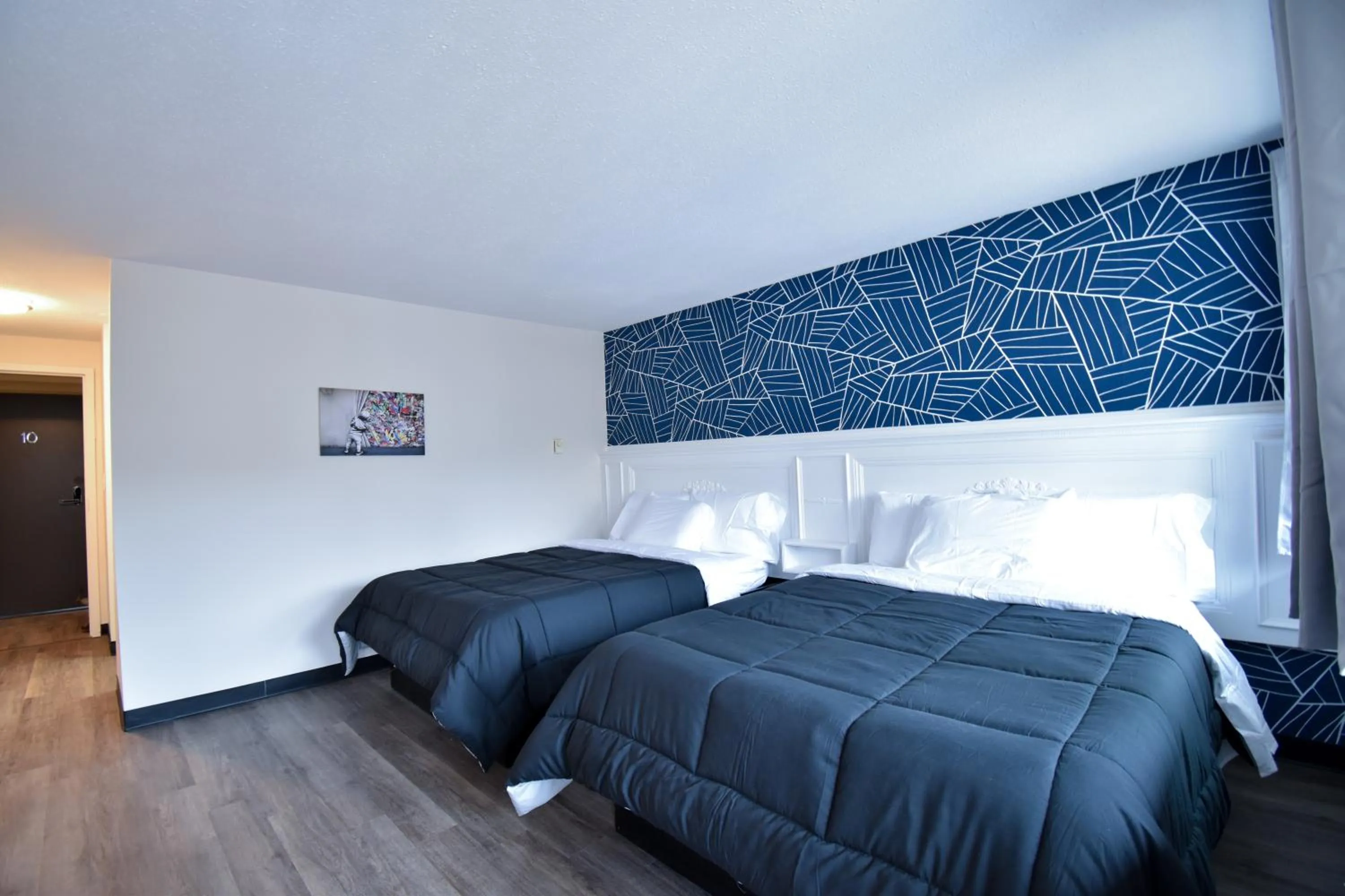 Photo of the whole room, Bed in Green Harbor Hotel