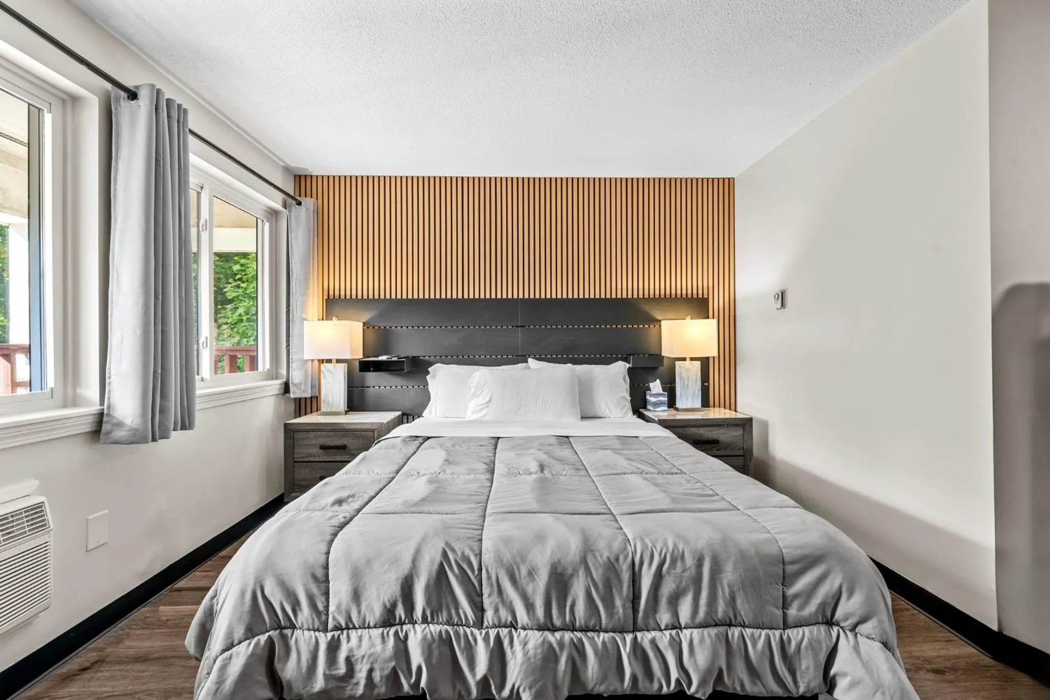 Bed in Green Harbor Hotel