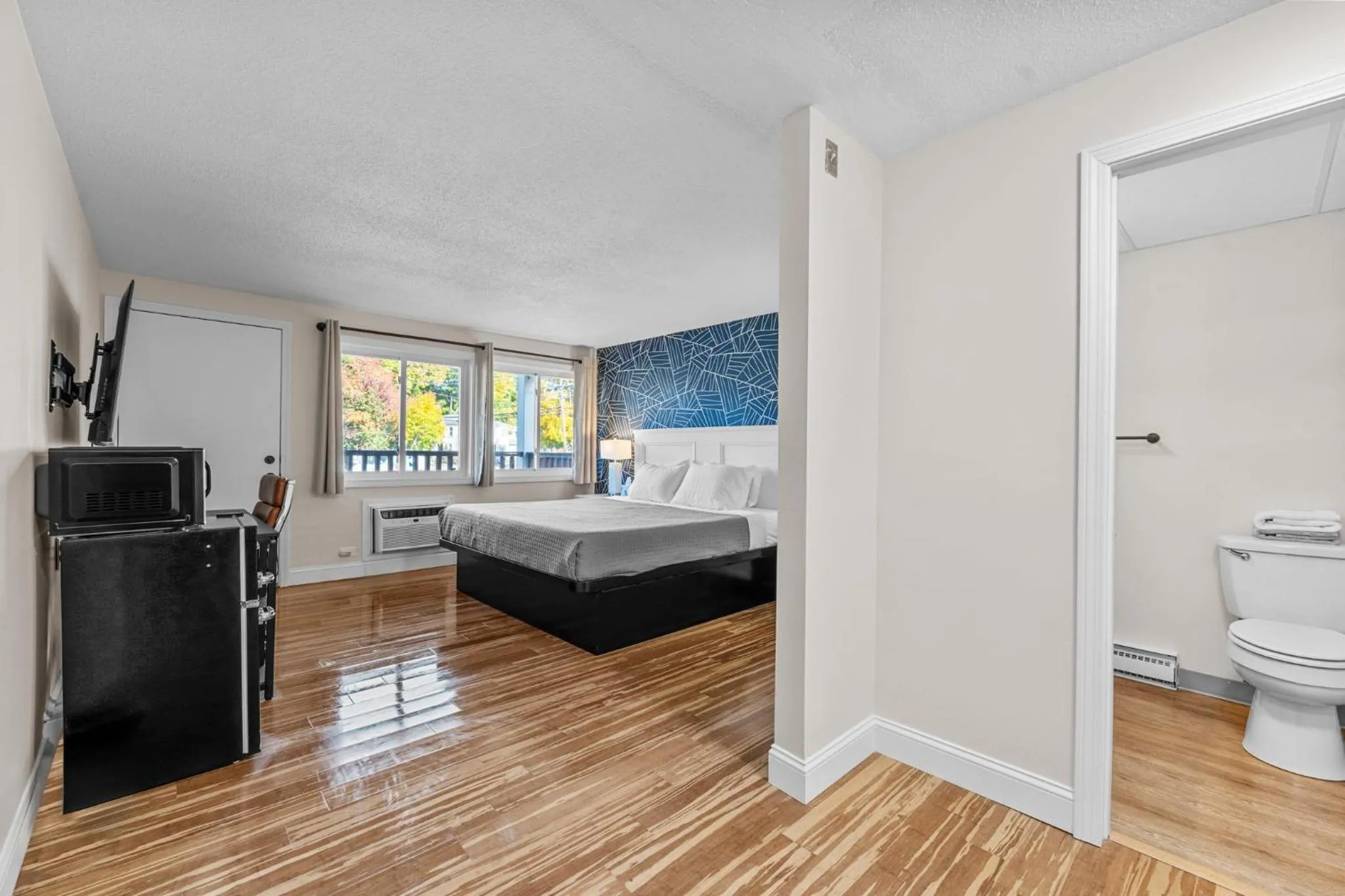 Bed in Green Harbor Hotel