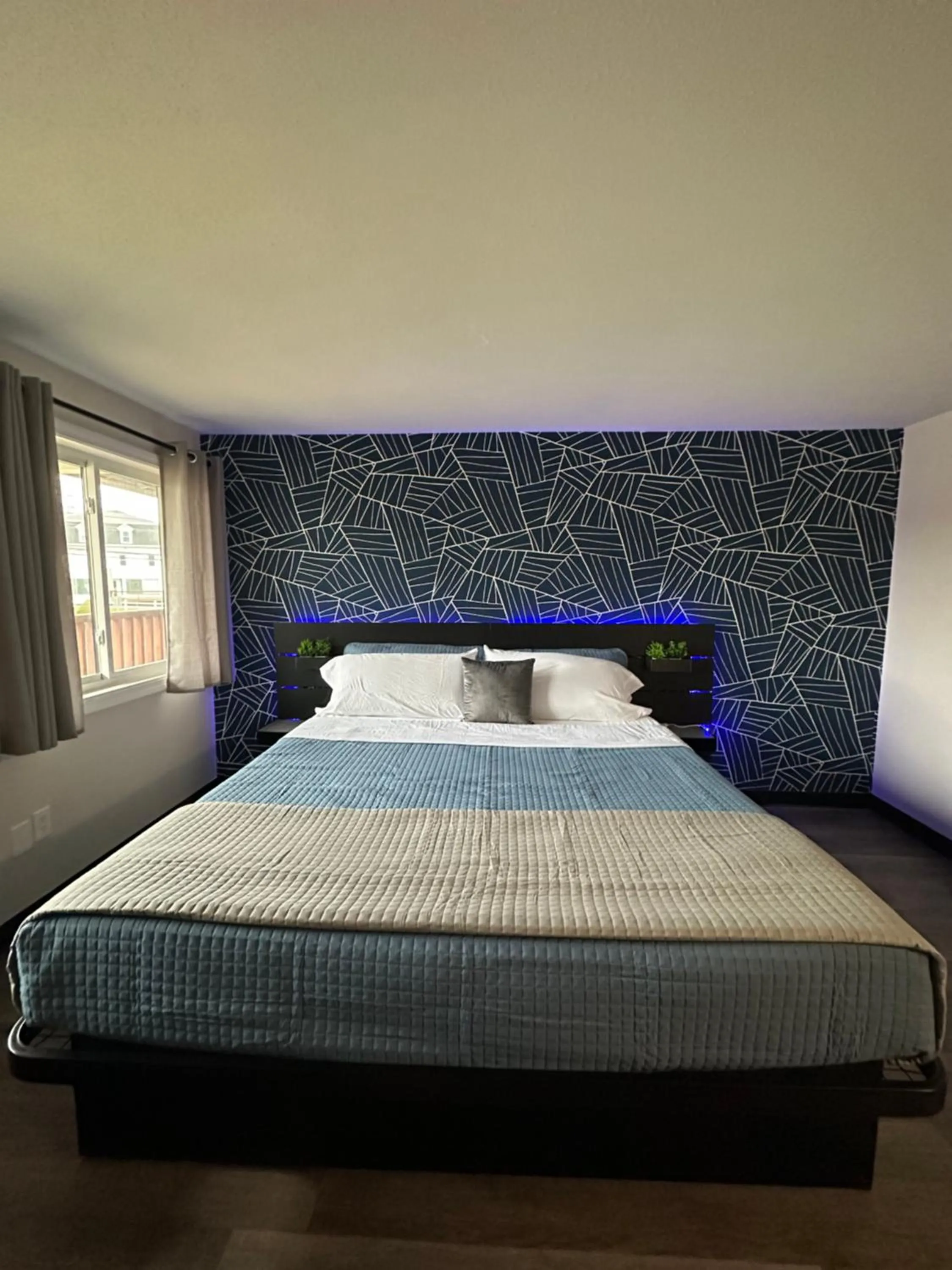 Bed in Green Harbor Hotel