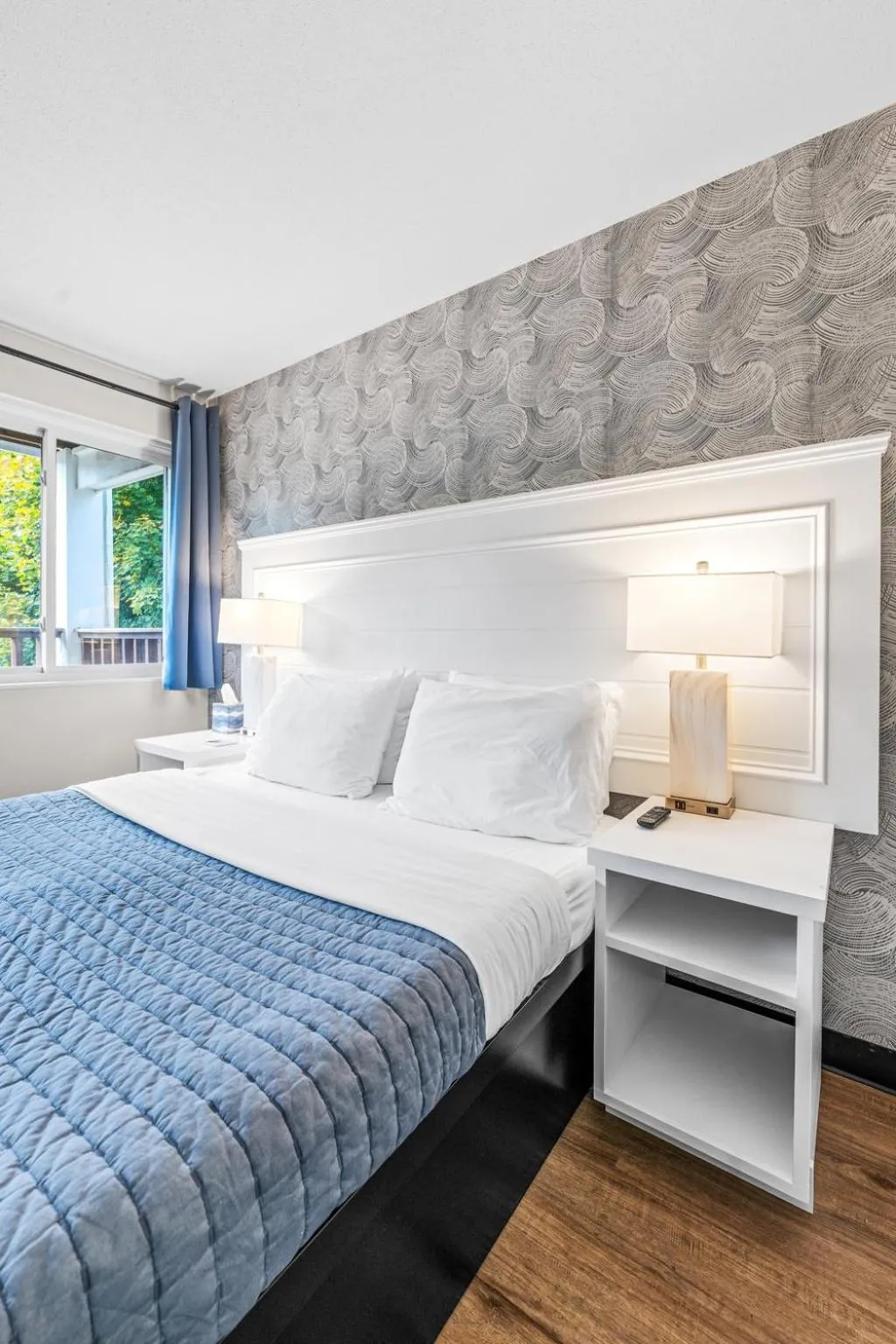 Bed in Green Harbor Hotel