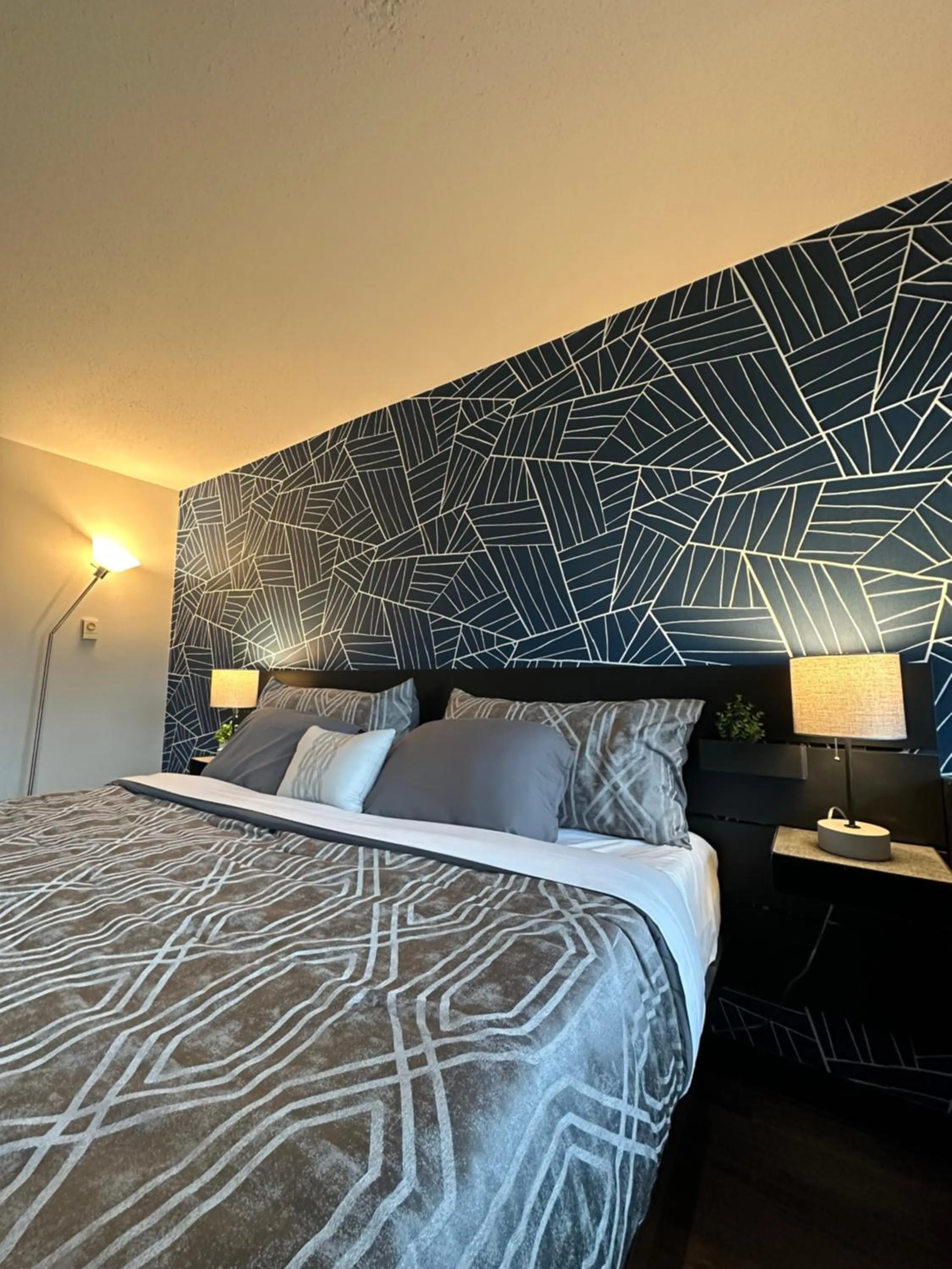 Bed in Green Harbor Hotel