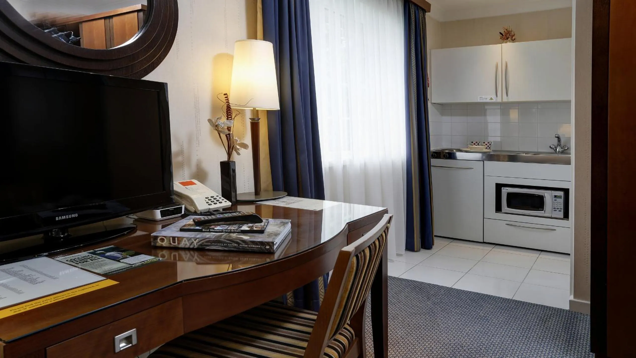 Kitchen or kitchenette in Best Western Homestead Court Hotel