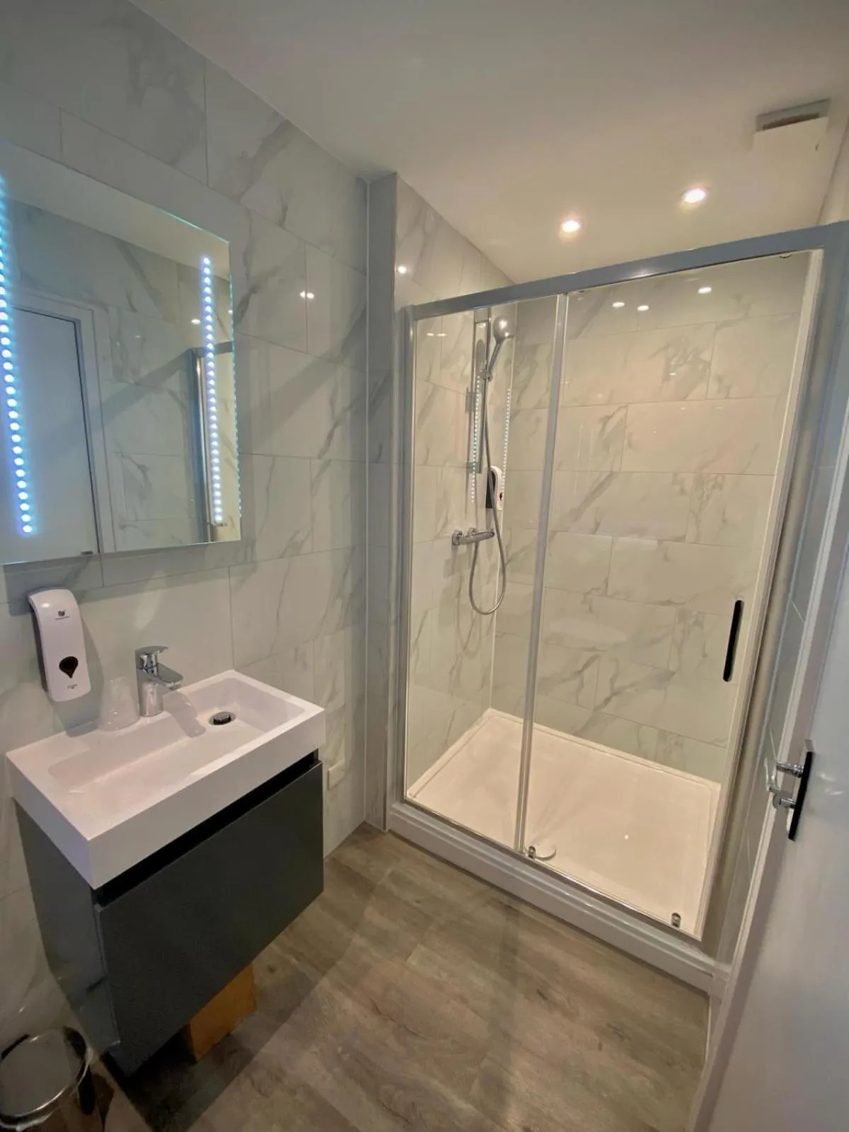 Shower in Holtwhites Hotel