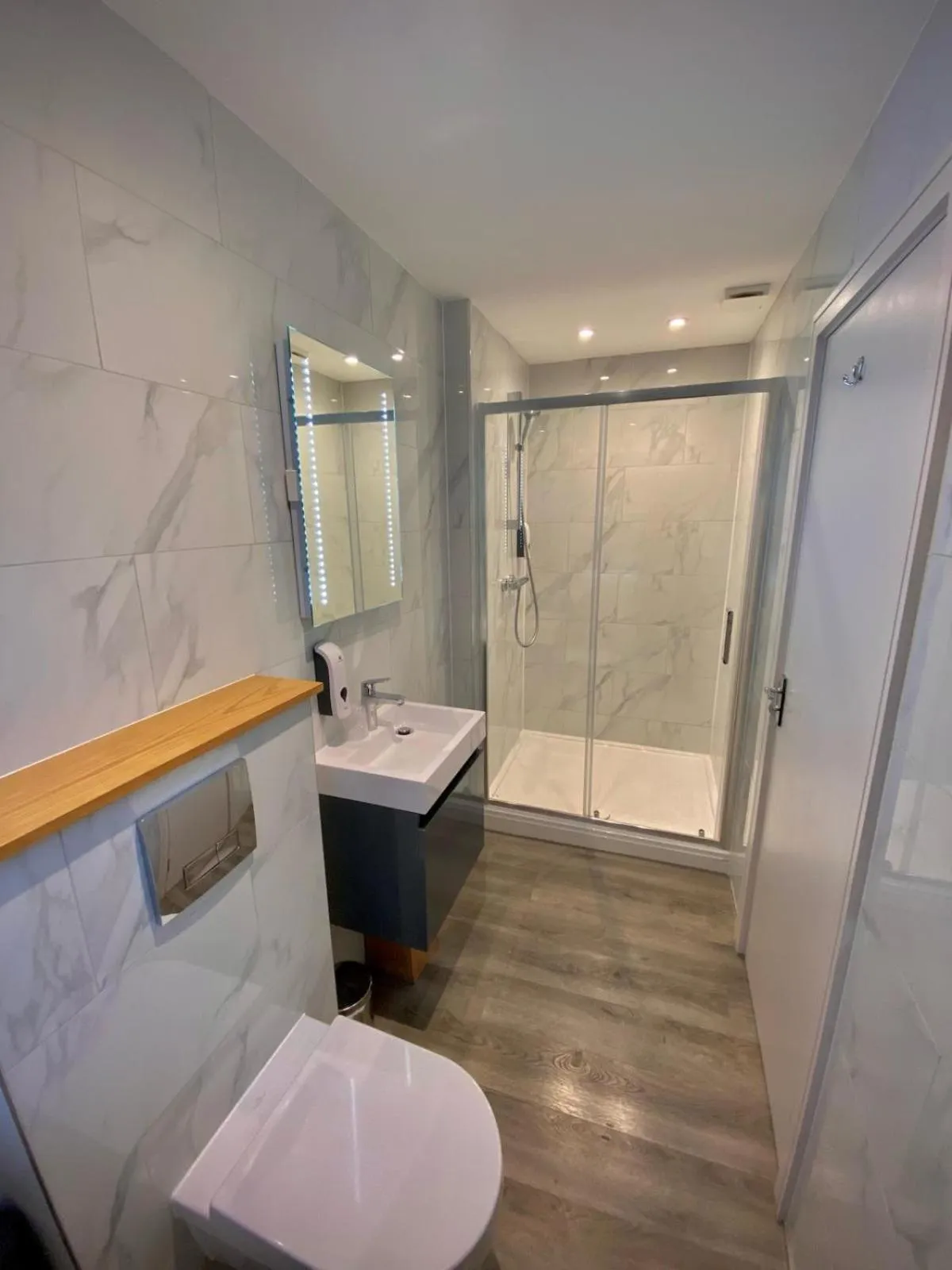 Shower in Holtwhites Hotel