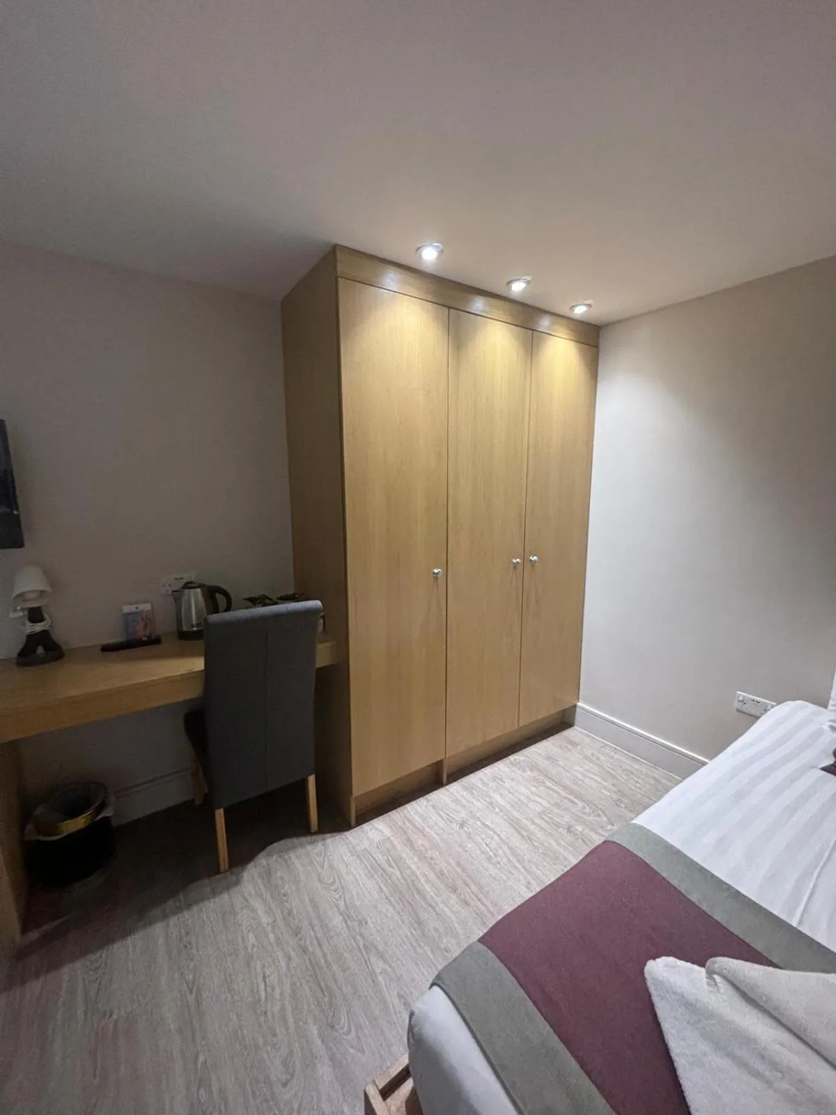 wardrobe, Bed in Holtwhites Hotel