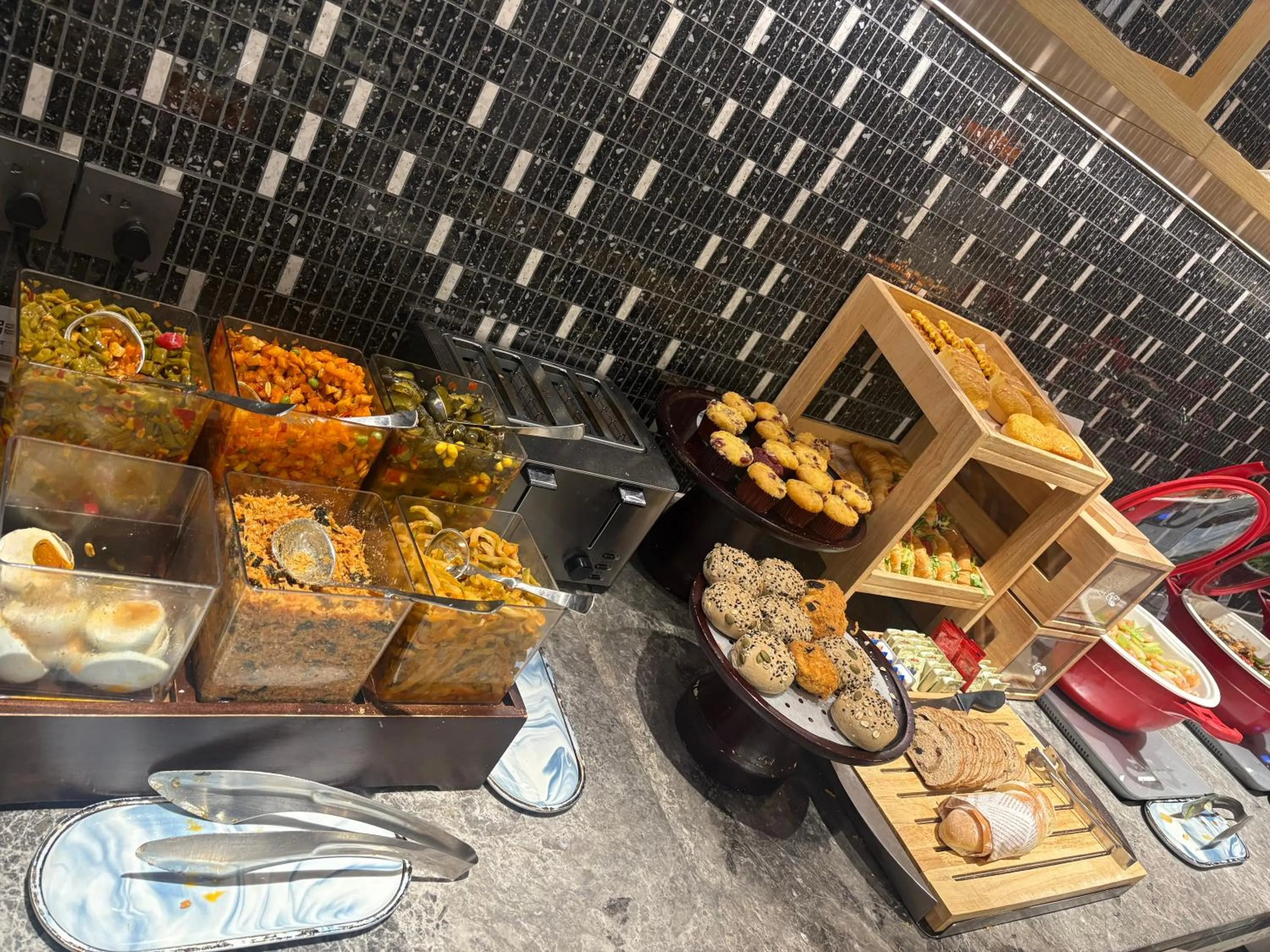 Restaurant/places to eat in Atour X Hotel West Nanjing Road