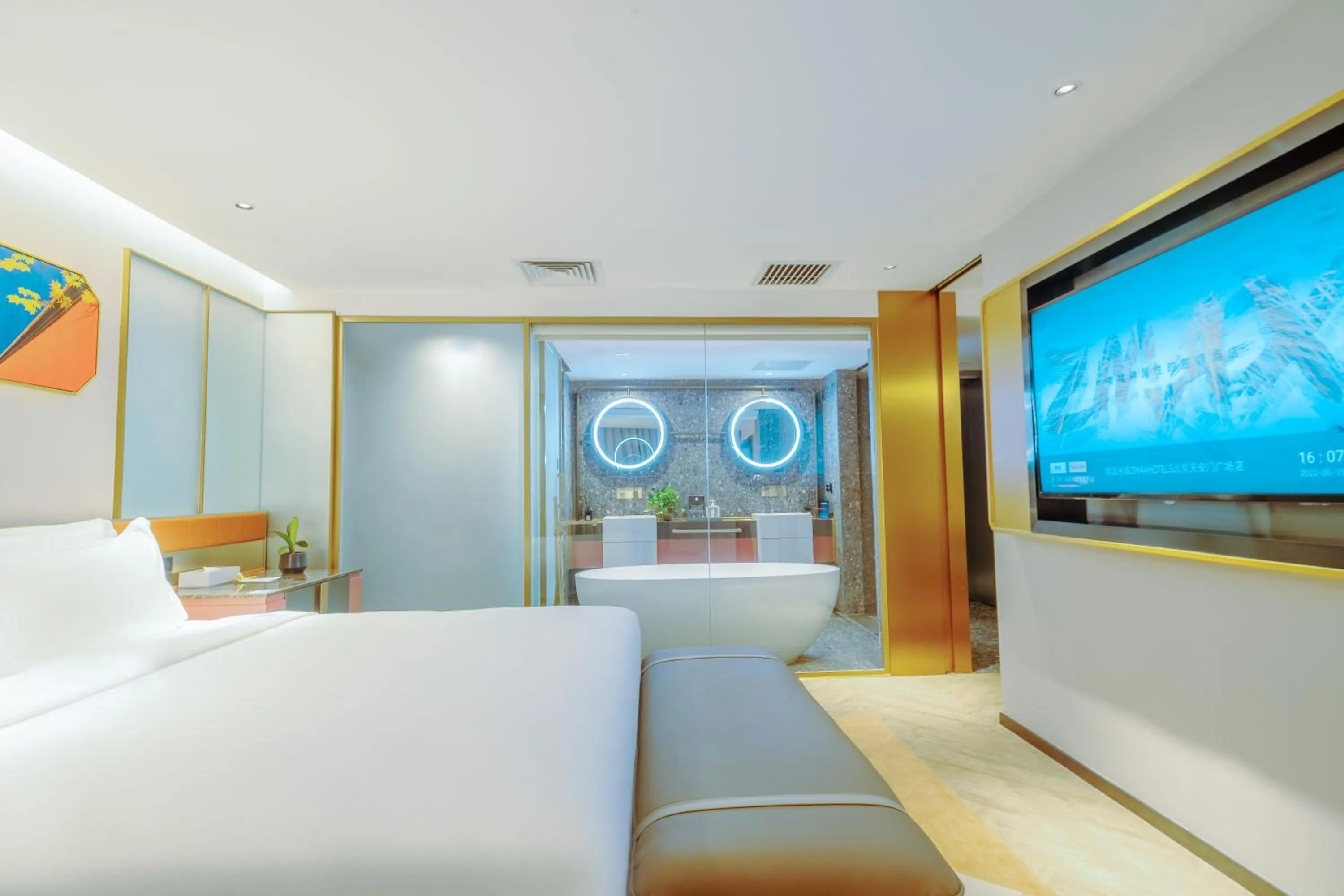 Bed in M Hotel - Beijing Tiananmen Square Qianmen Subway Station