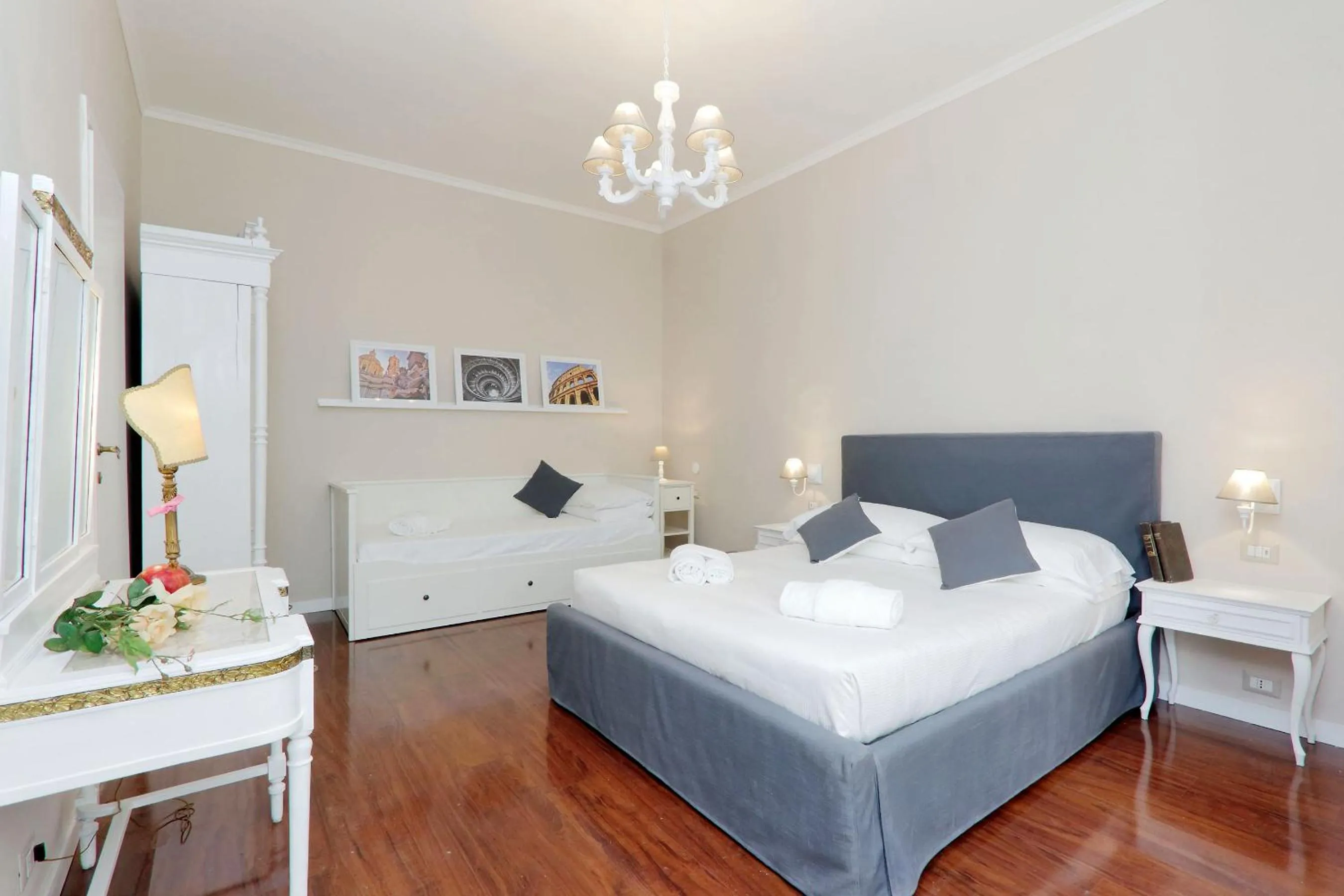 Photo of the whole room, Bed in Vatican Art House