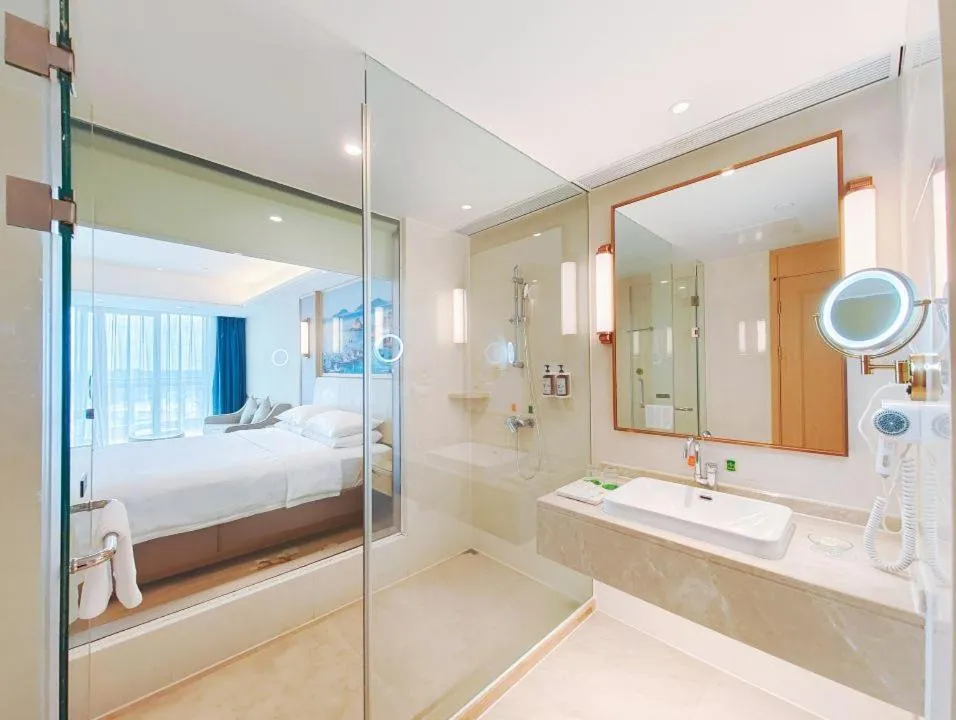 Bathroom, Bed in Vienna International Hotel Wenchang