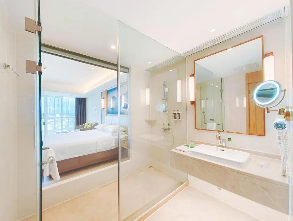 Bathroom, Bed in Vienna International Hotel Wenchang