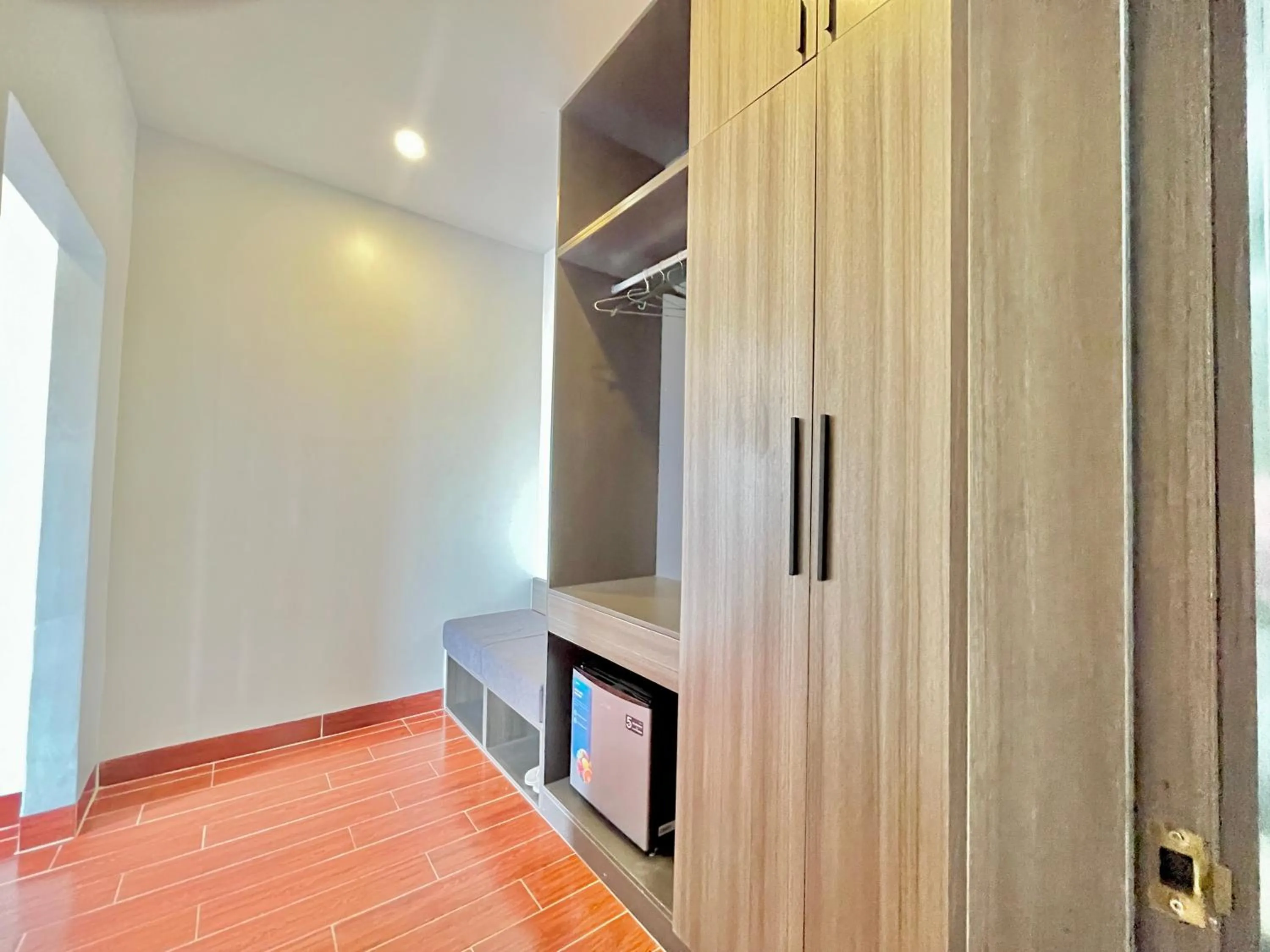 wardrobe in Kep Sea View Hotel & Sky Bar