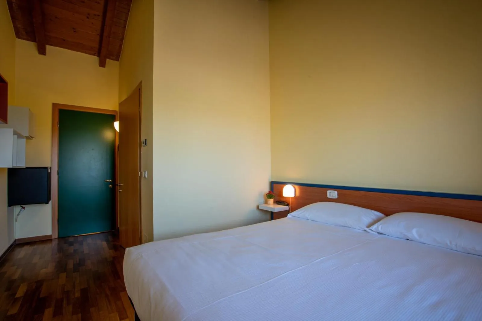 Photo of the whole room, Bed in Hotel Caneo