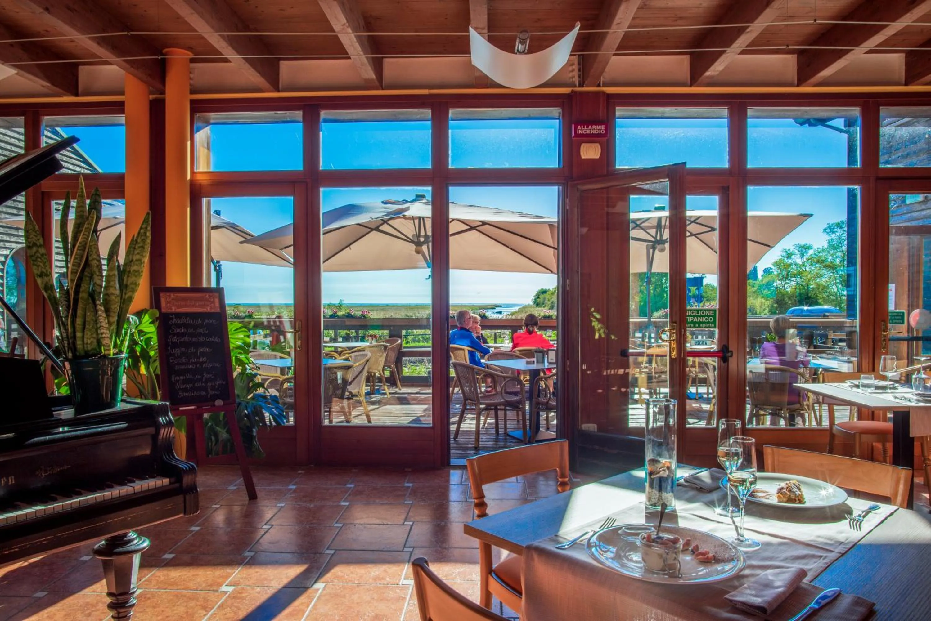 Restaurant/places to eat in Hotel Caneo