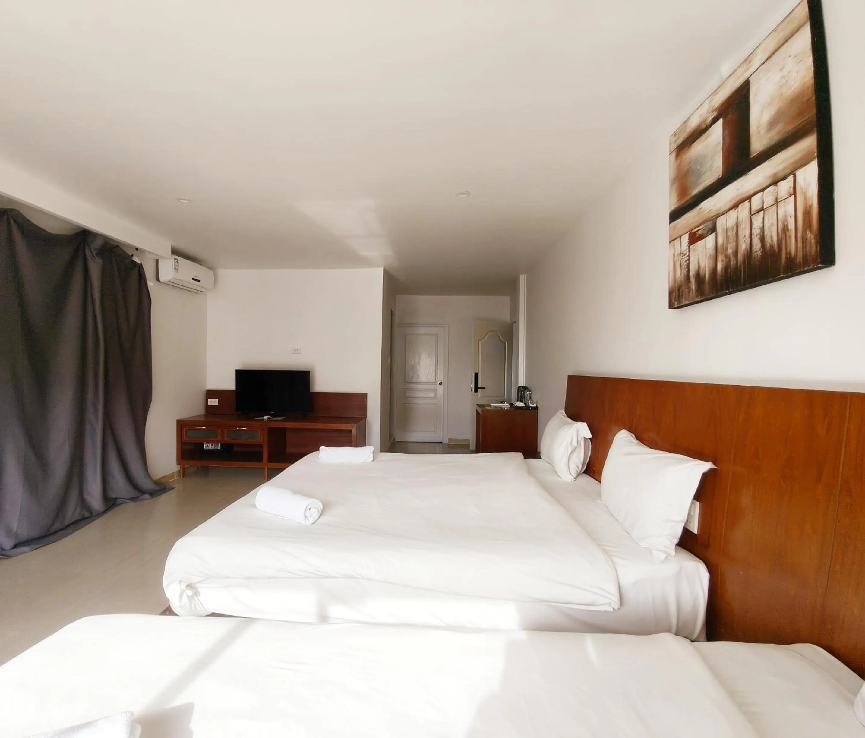 Communal lounge/ TV room, Bed in V Beach Resort