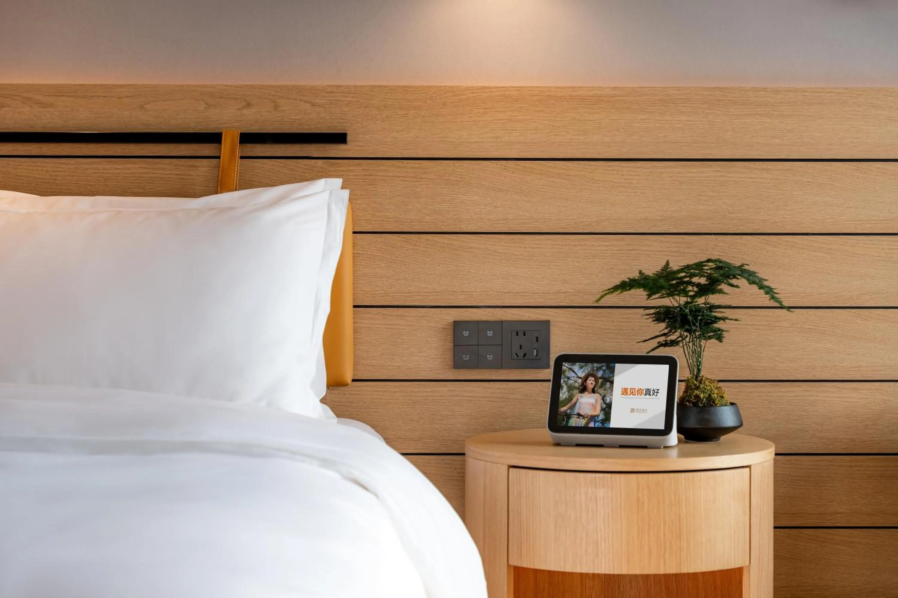 Bed in SSAW Boutique Hotel Hangzhou Chengjun Grand Canal