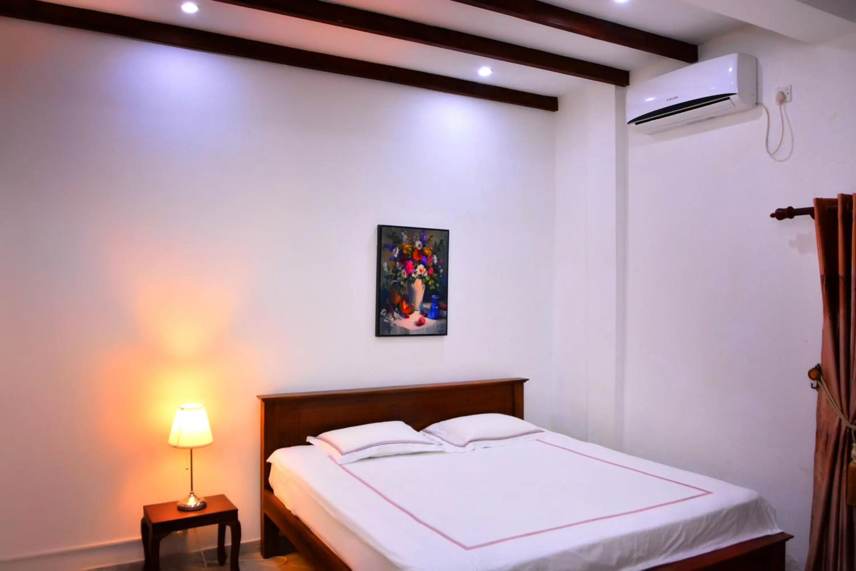 Photo of the whole room, Bed in Lucas