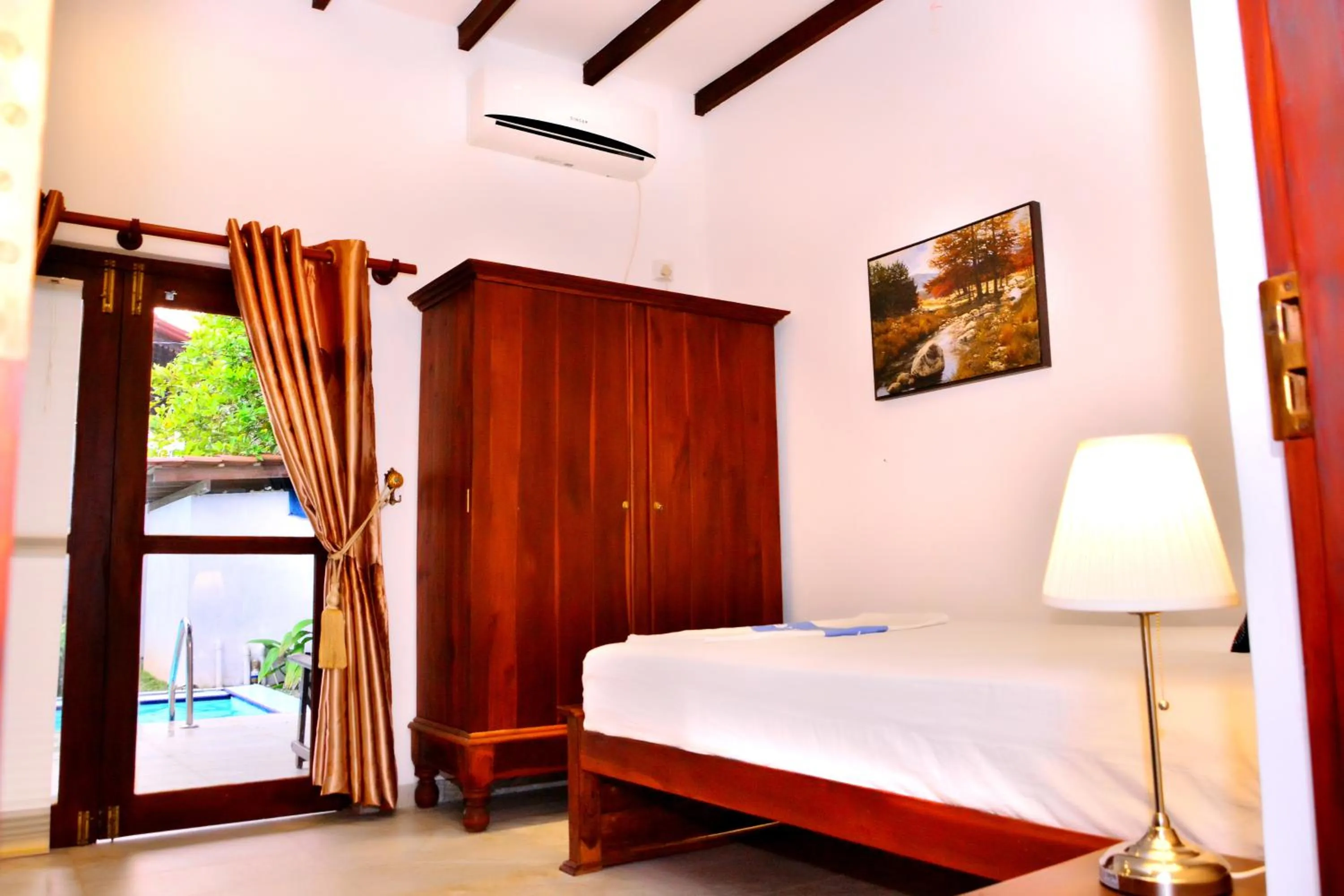 Photo of the whole room, Bed in Lucas