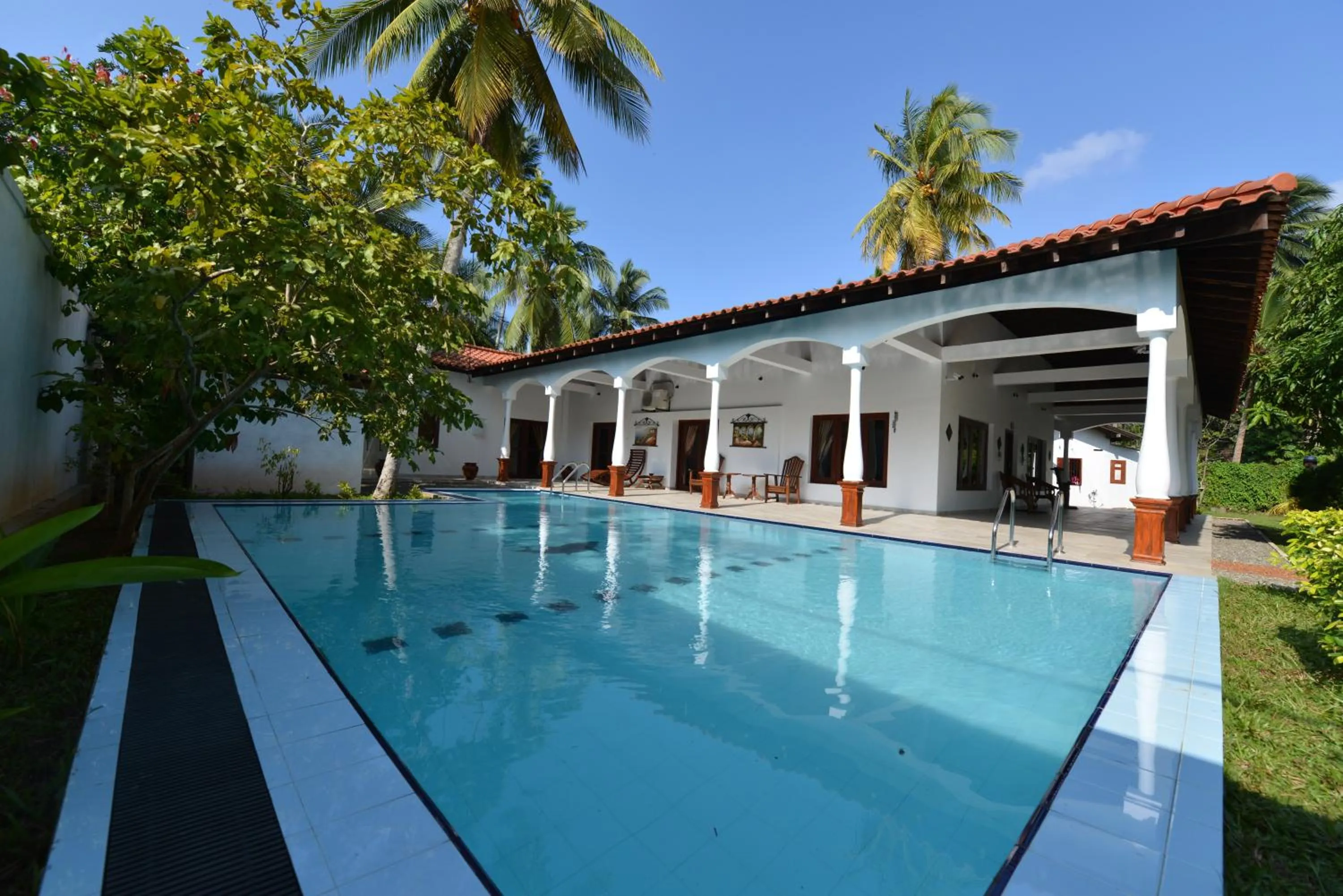 Property building, Swimming Pool in Lucas