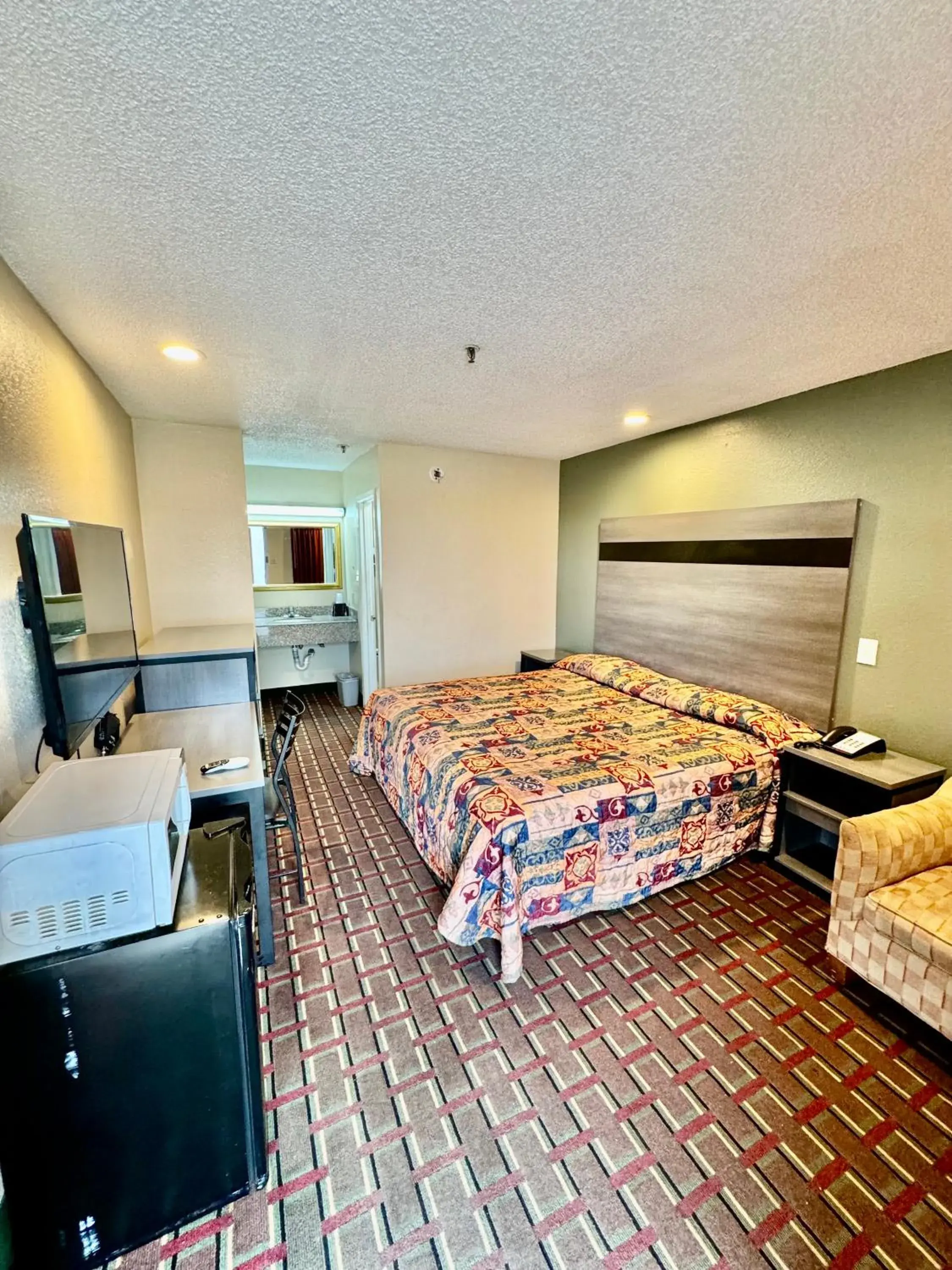 Standard King Room in Seagoville Inn Standard King Room in Seagoville Inn