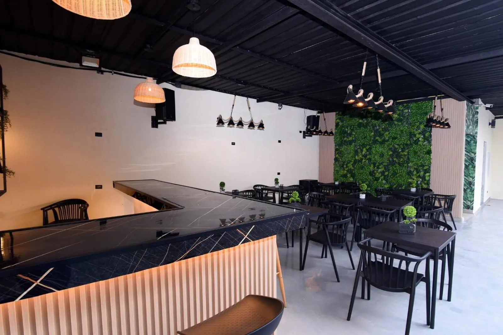 Restaurant/places to eat in Solmi Rooms