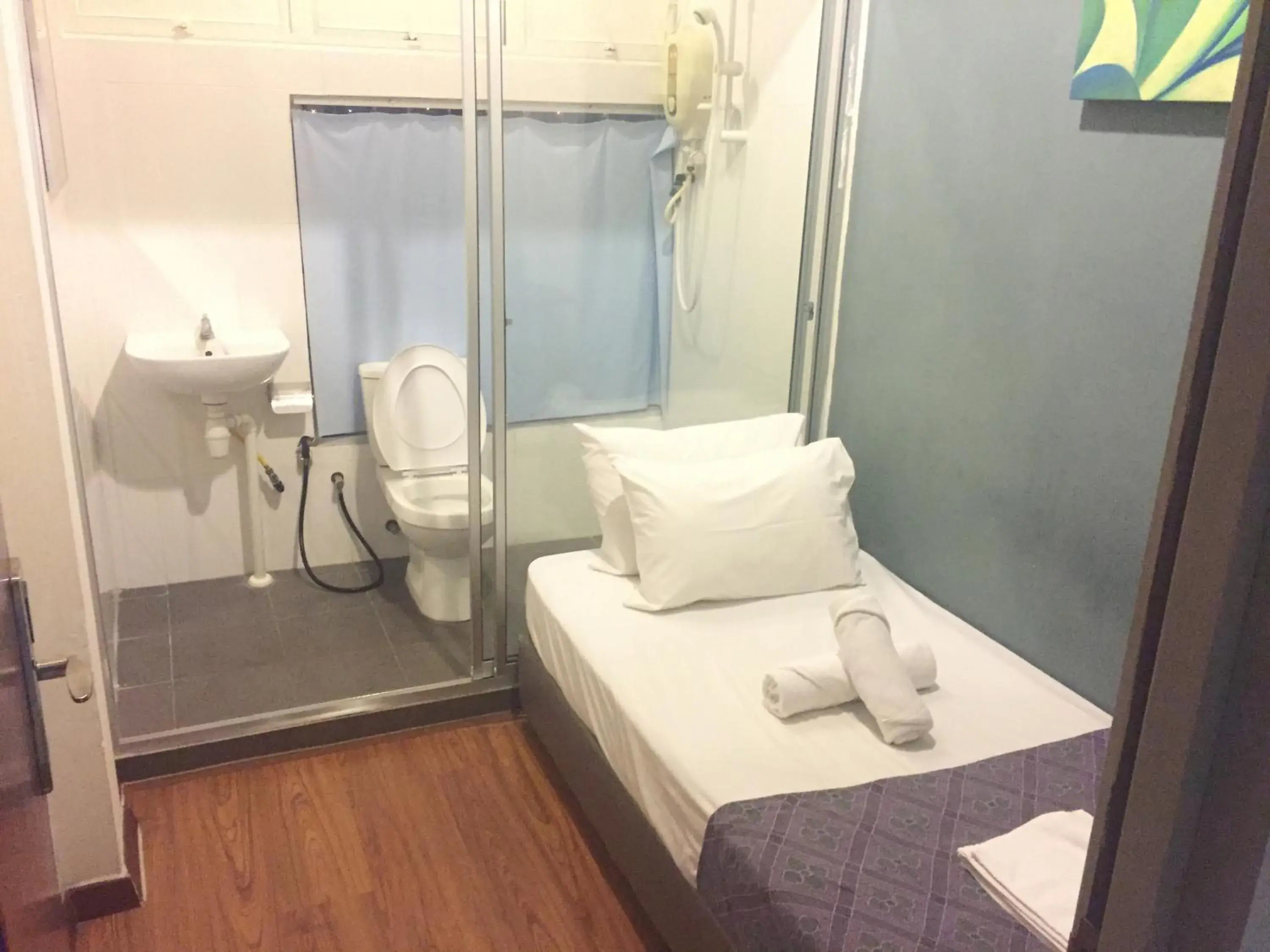 Basic Single Room - single occupancy in Woodpecker Lodge, Kuching Basic Single Room - single occupancy in Woodpecker Lodge, Kuching