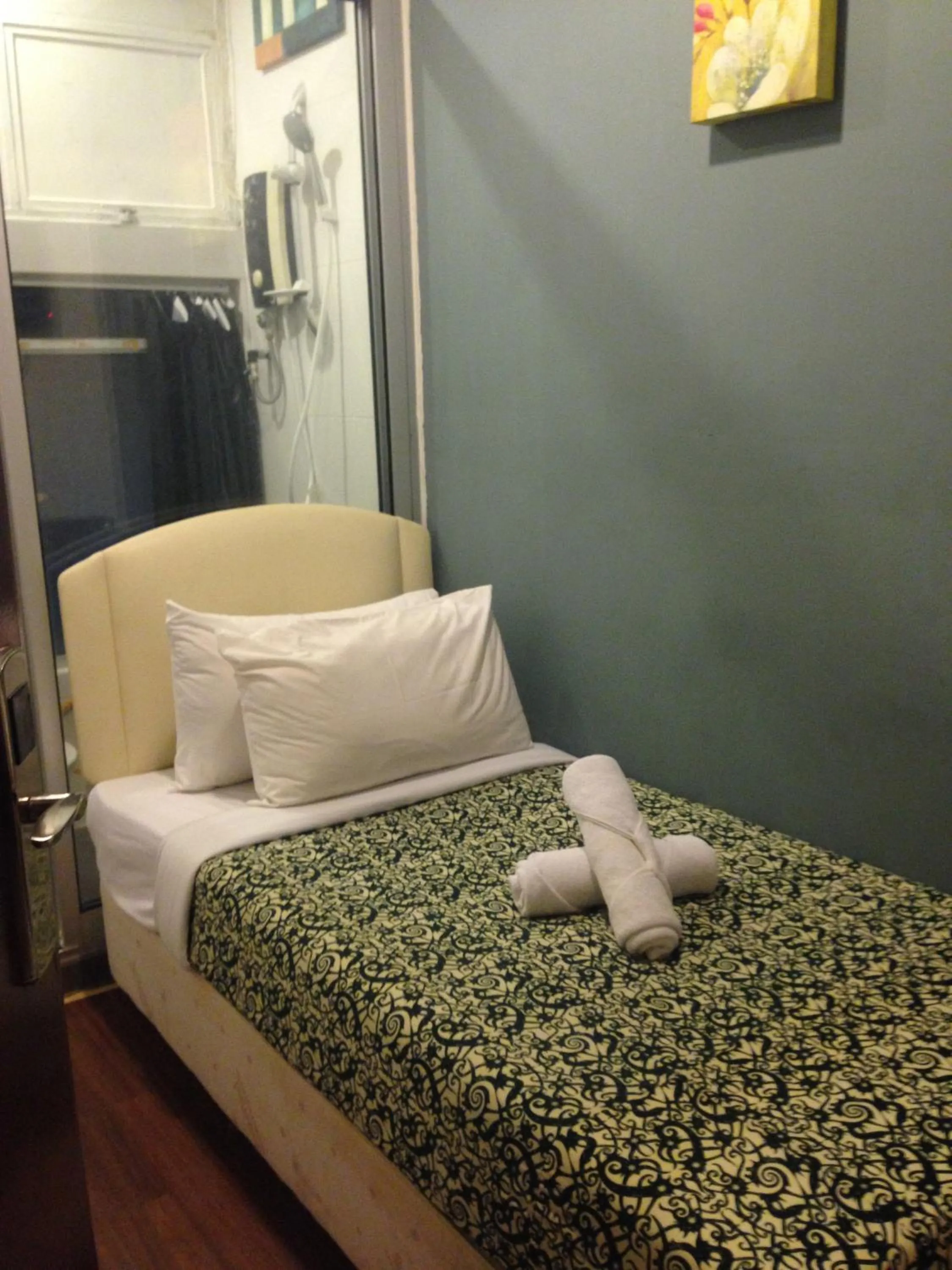 Mountain view, Bed in Woodpecker Lodge, Kuching