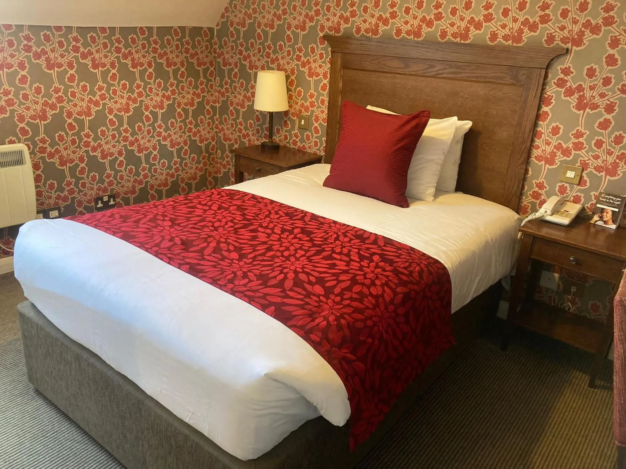 Bedroom, Bed in Saracens Head Hotel by Greene King Inns