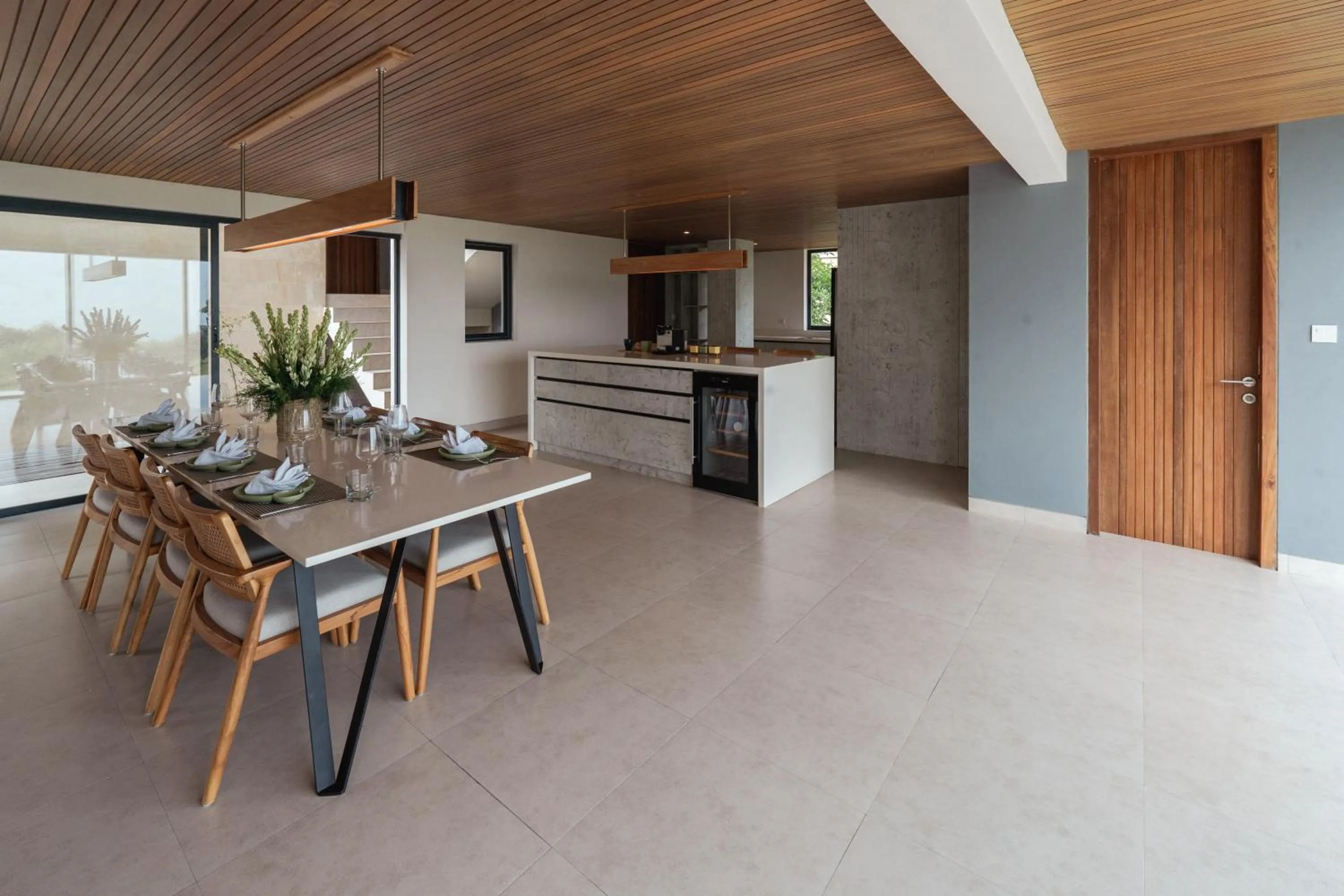 Dining area in Villa Avocagolf Uluwatu by Nakula