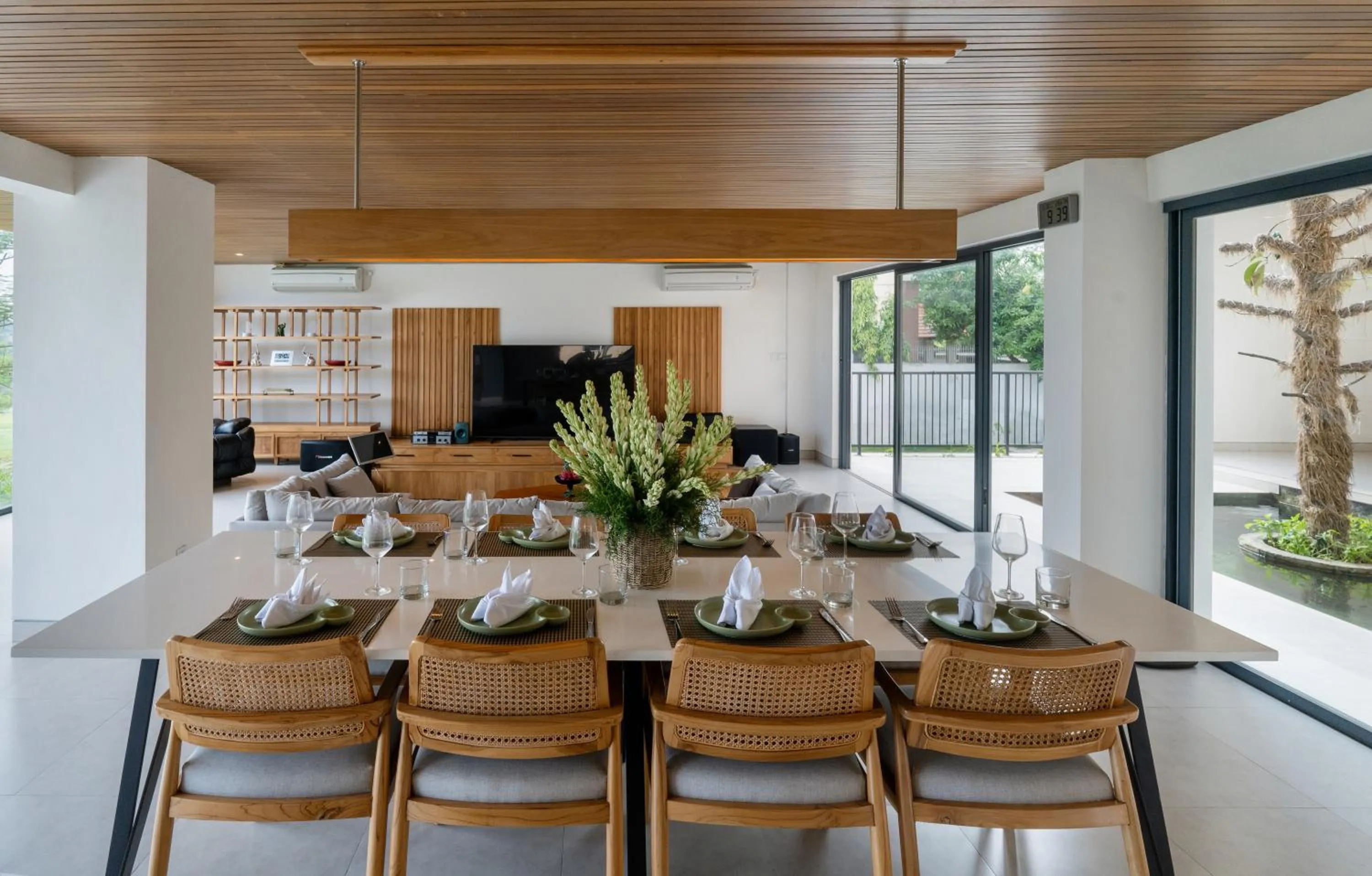 Dining area in Villa Avocagolf Uluwatu by Nakula
