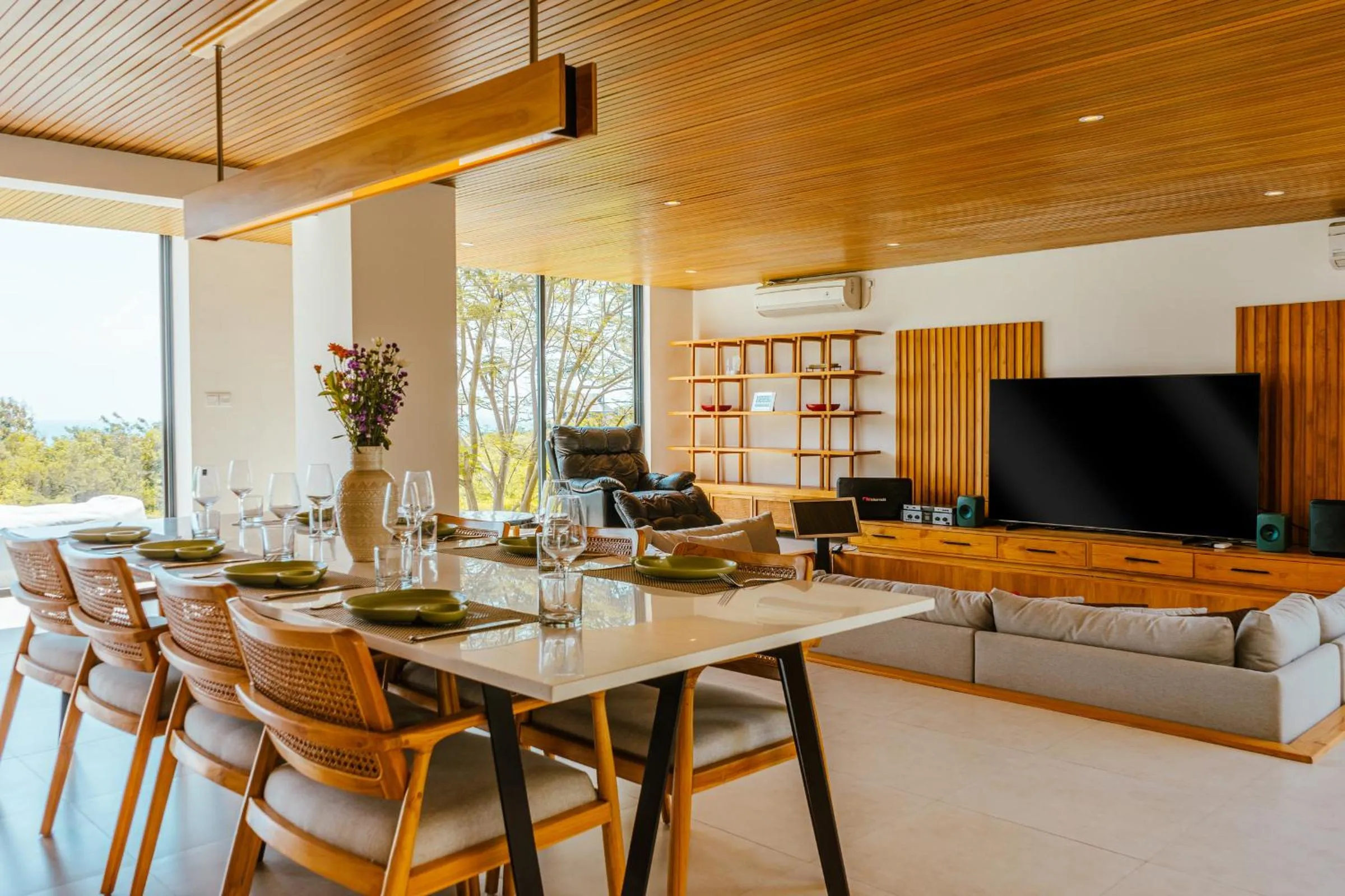 Dining area in Villa Avocagolf Uluwatu by Nakula