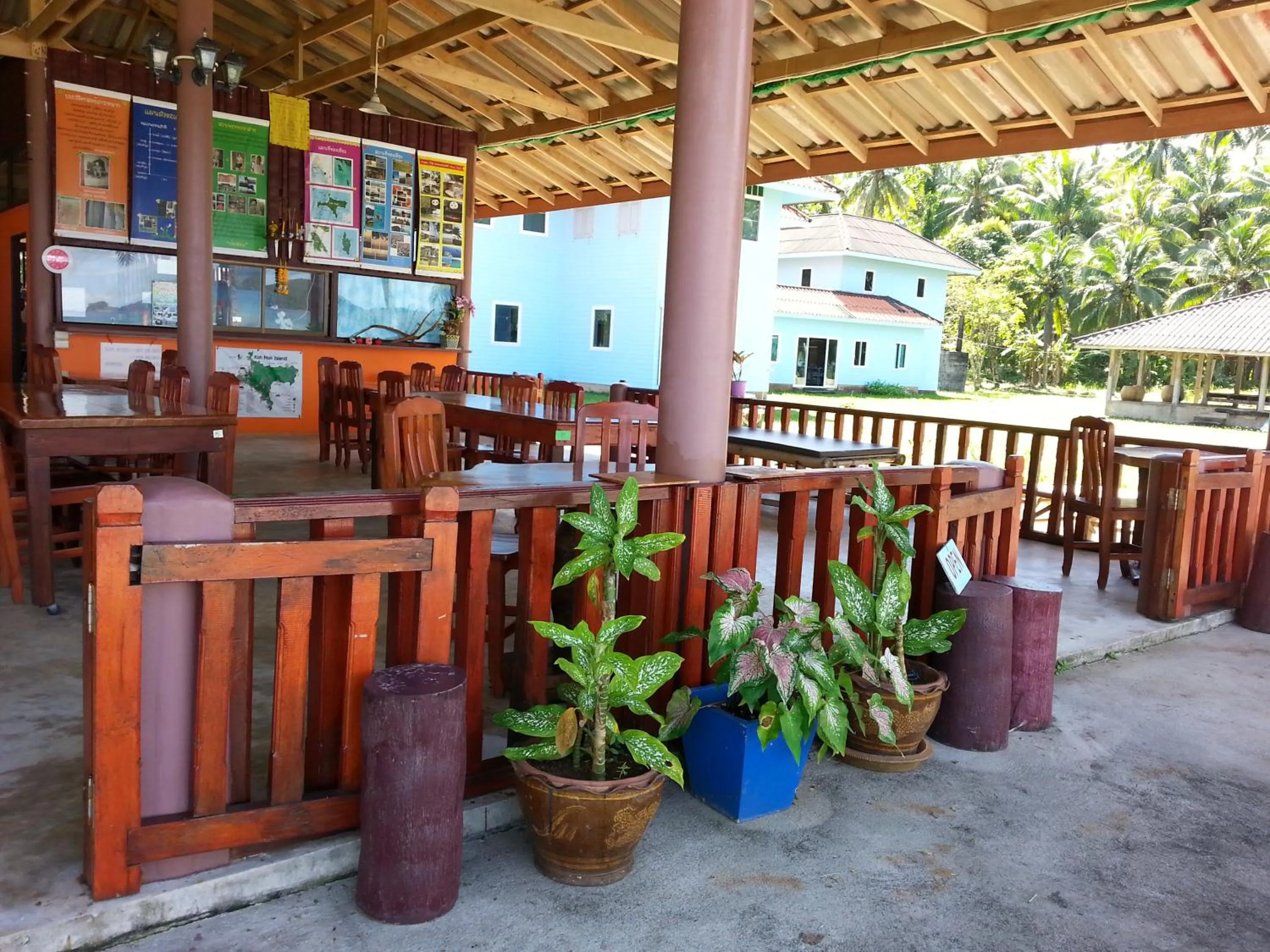 Restaurant/places to eat in Happy Days Resort